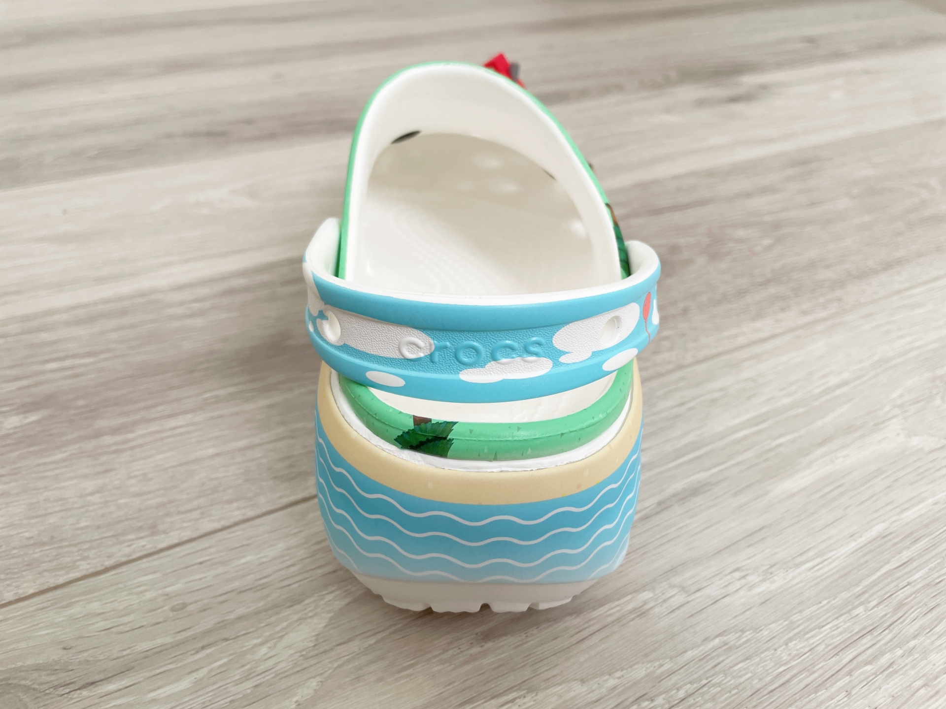 側面と背面。踵部分のベルトは空と風船が描かれている