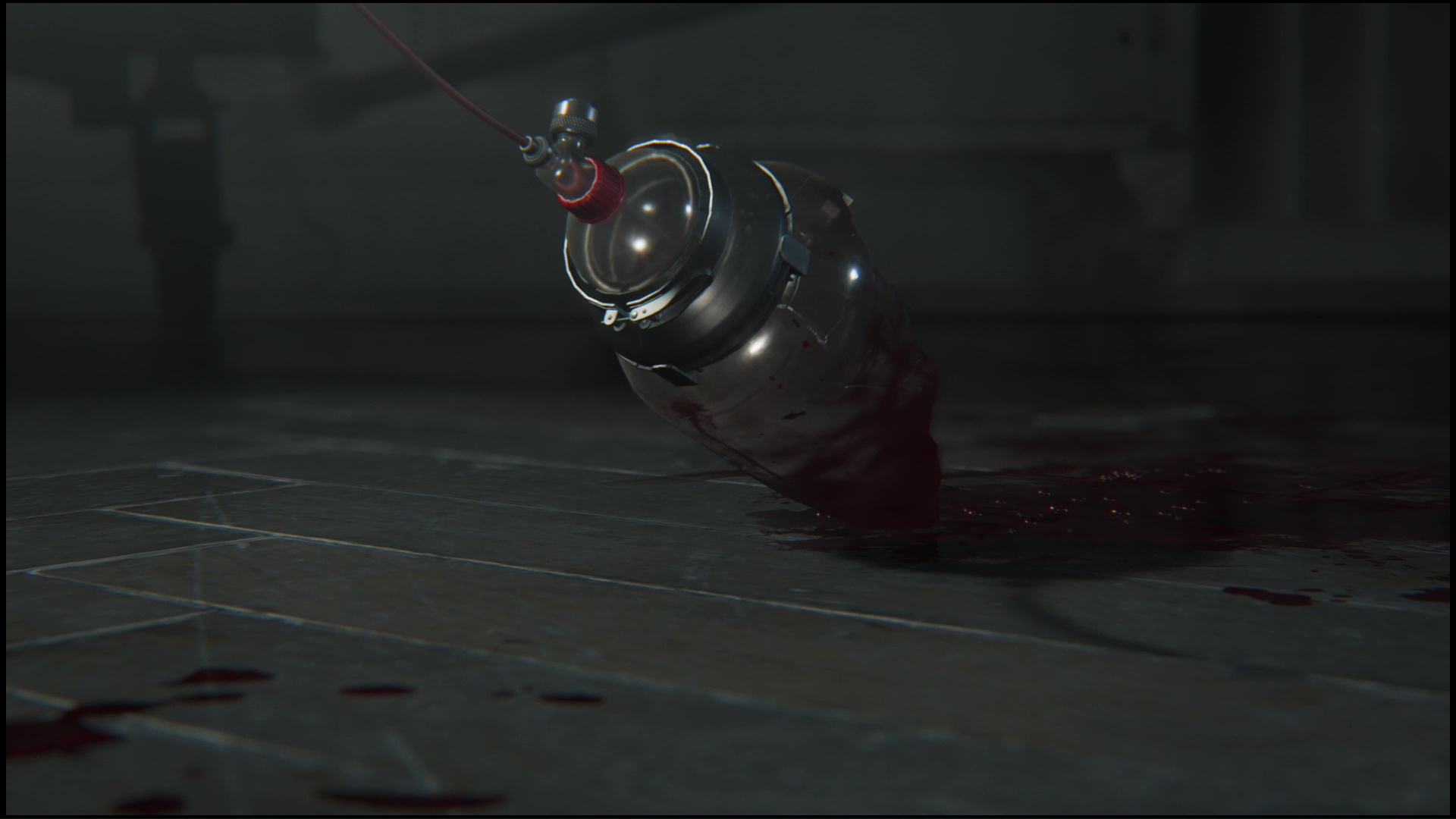 割れた瓶でなんとか脱出に成功するグレース