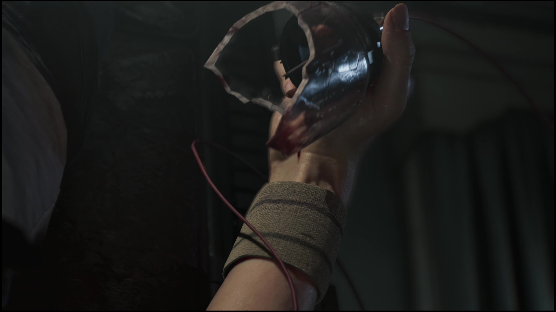 割れた瓶でなんとか脱出に成功するグレース