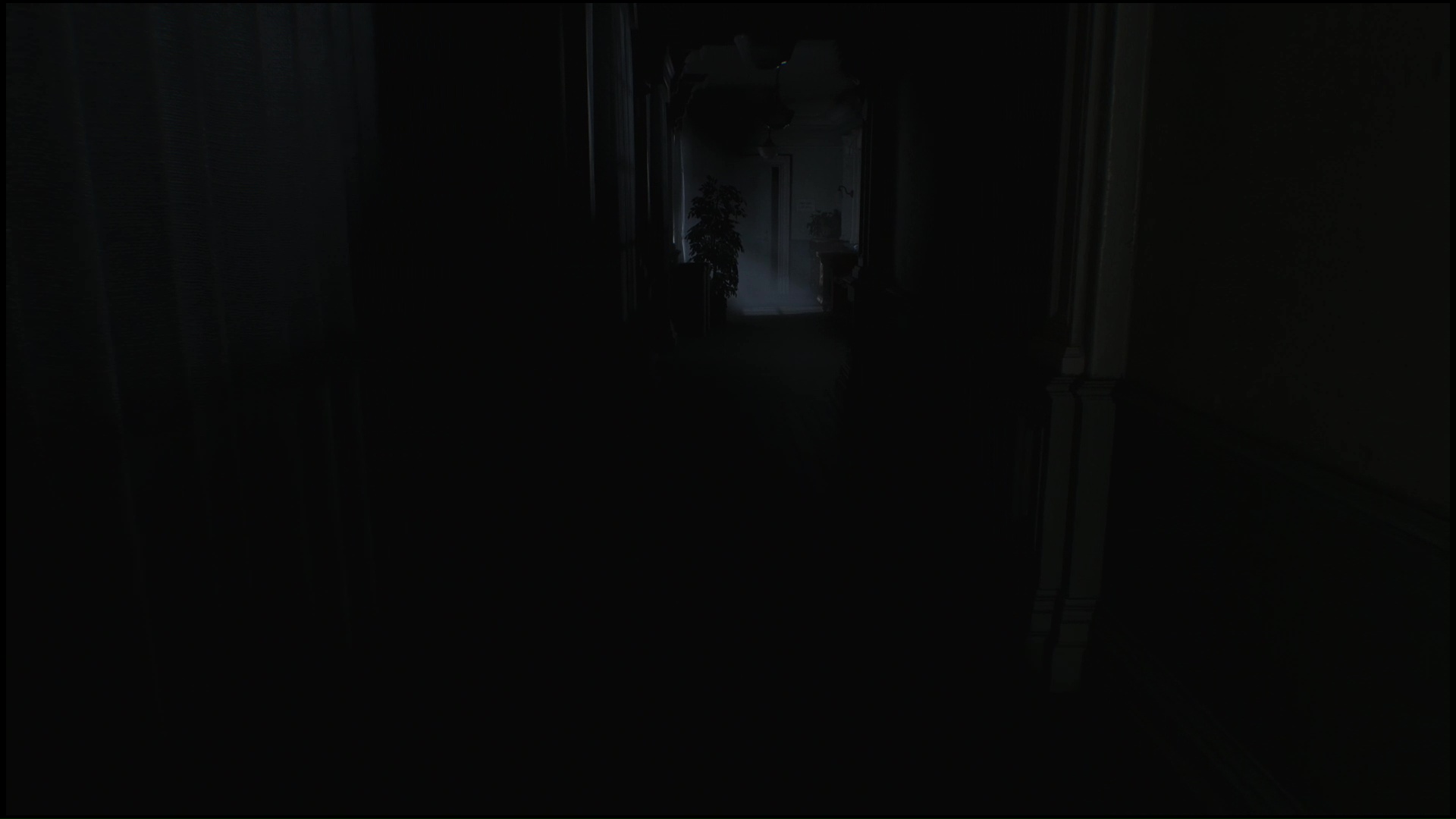 通路はとにかく暗く、先に進む足取りがかなり重くなる