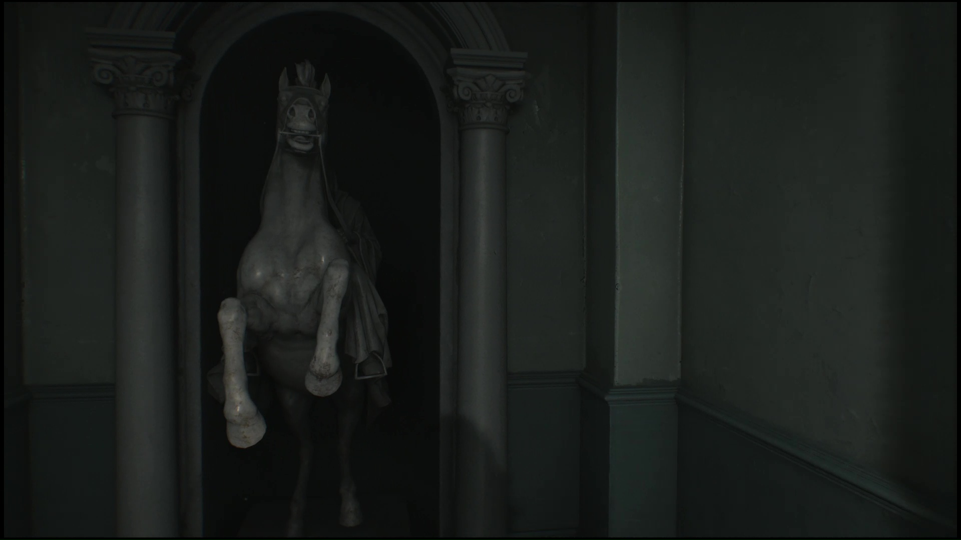 恐る恐る近づいてみると、なんてことのないただ馬の石像であった