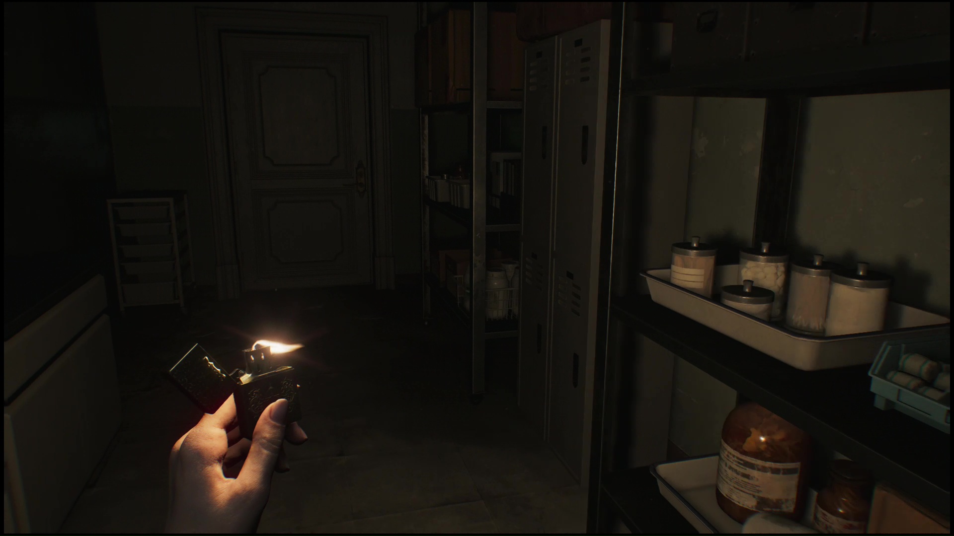 ライターのおかげで少し視界が良くなったと安心していたら驚かせが待っていた。まんまとビビらされてしまった