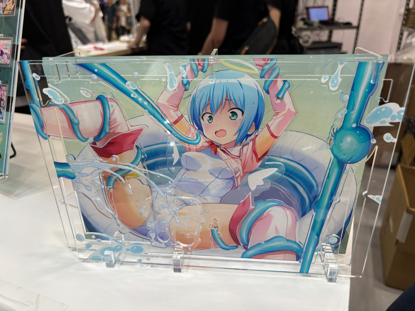 こちらは「ジブリール」の3層アクリルスタンド。「ATRI」と「グリザイア」の商品も販売されているが、入れ替えてディスプレイもできる！