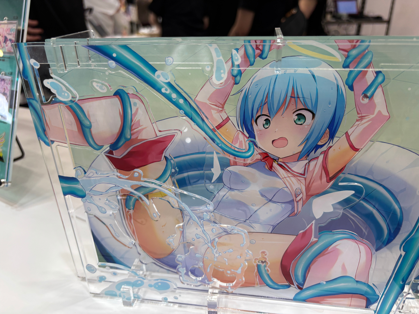 こちらは「ジブリール」の3層アクリルスタンド。「ATRI」と「グリザイア」の商品も販売されているが、入れ替えてディスプレイもできる！