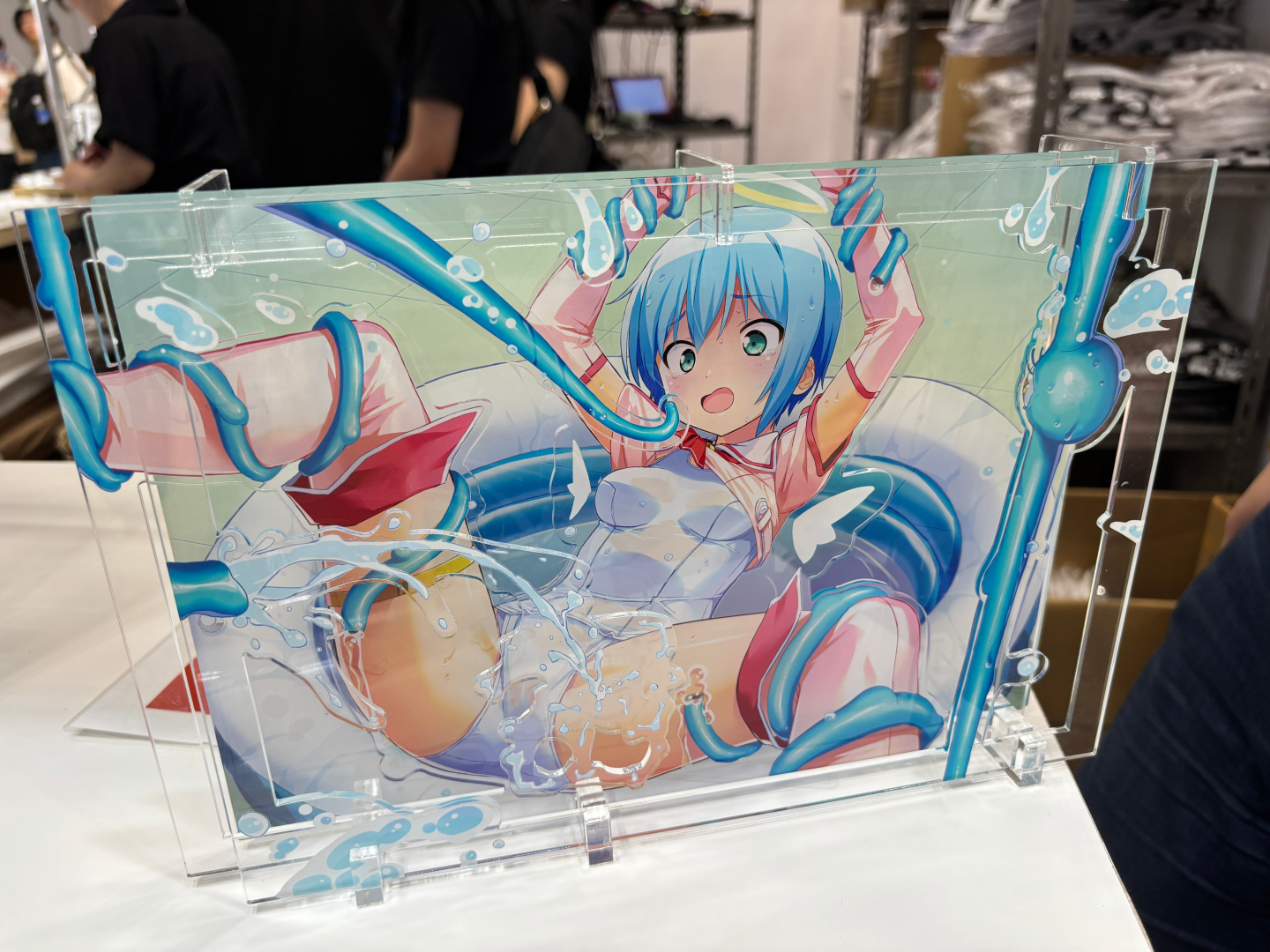 こちらは「ジブリール」の3層アクリルスタンド。「ATRI」と「グリザイア」の商品も販売されているが、入れ替えてディスプレイもできる！