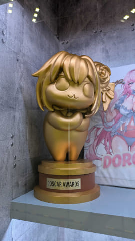 勝利の女神:NIKKE」ブースにはアドマイアー号とコスプレショーが