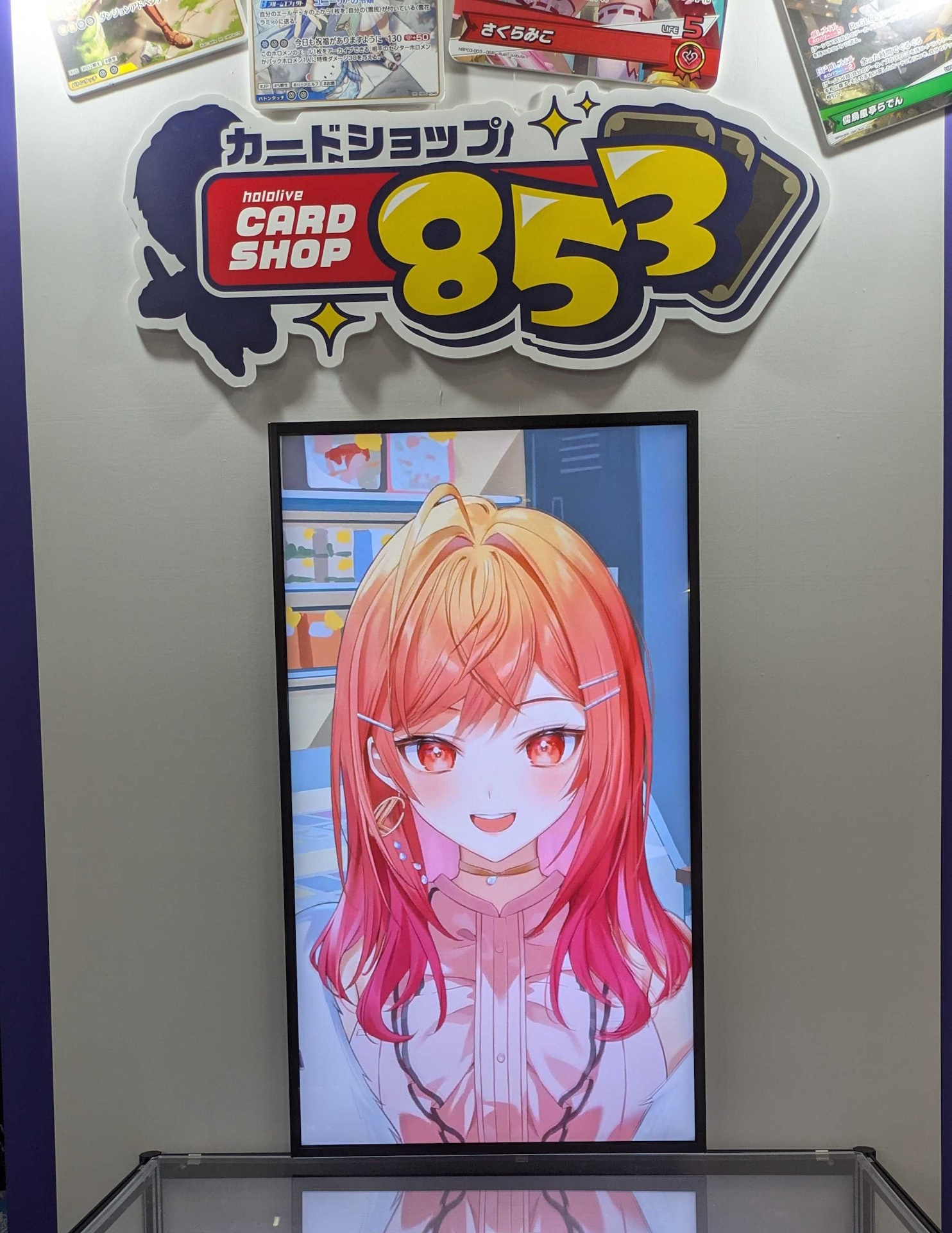 ブースに設置されたモニターには各ホロメンが順番に出演。なお、853は「ヤゴーサン」と読む