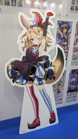 歴代カード一挙展示！「ホロライブ」、ホロカのカードショップを