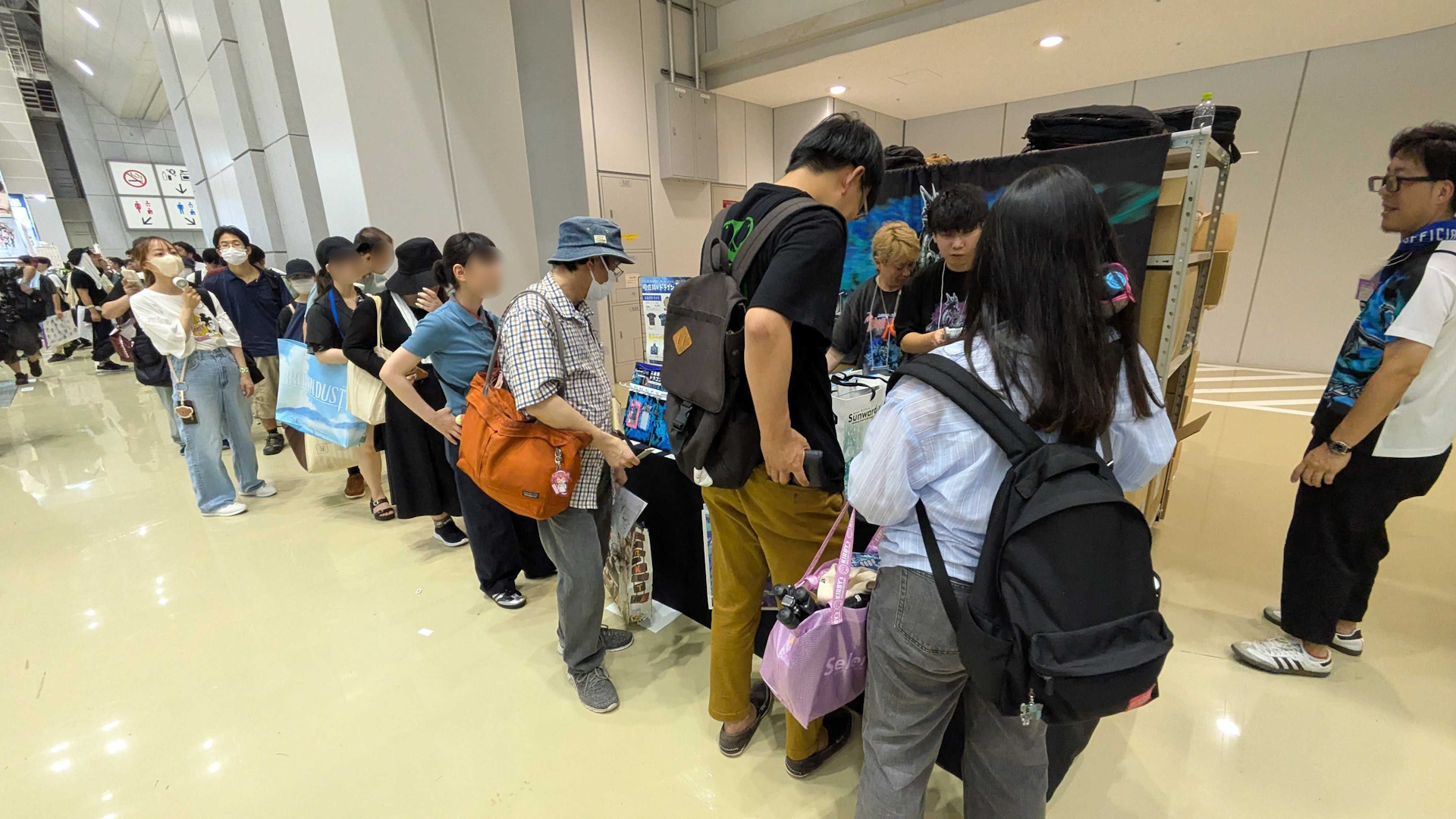 12時過ぎのブースの模様。家庭科のドラゴングッズを求めて長蛇の列ができていた