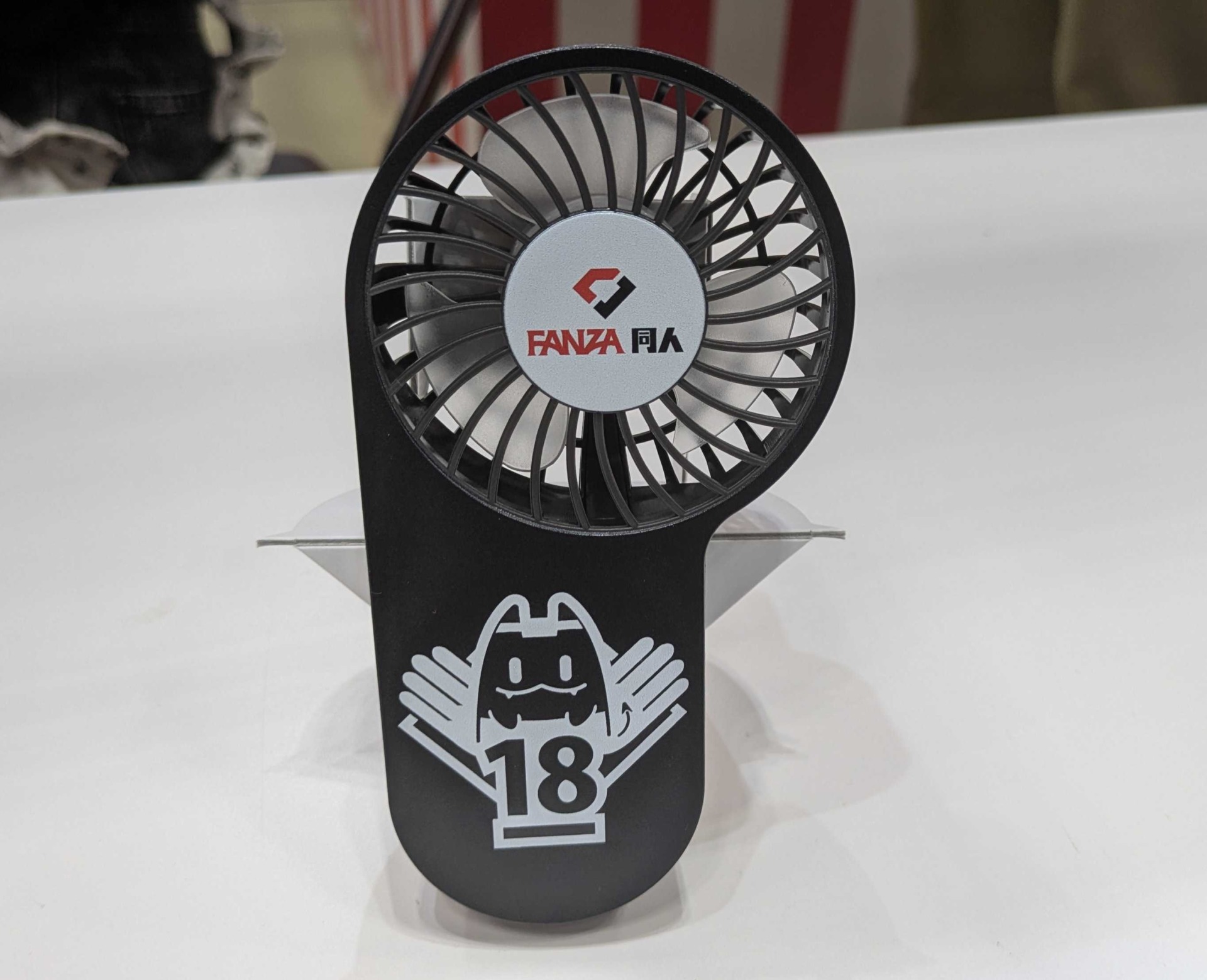 オリジナルのハンディファン。「18」の数字が目を引く