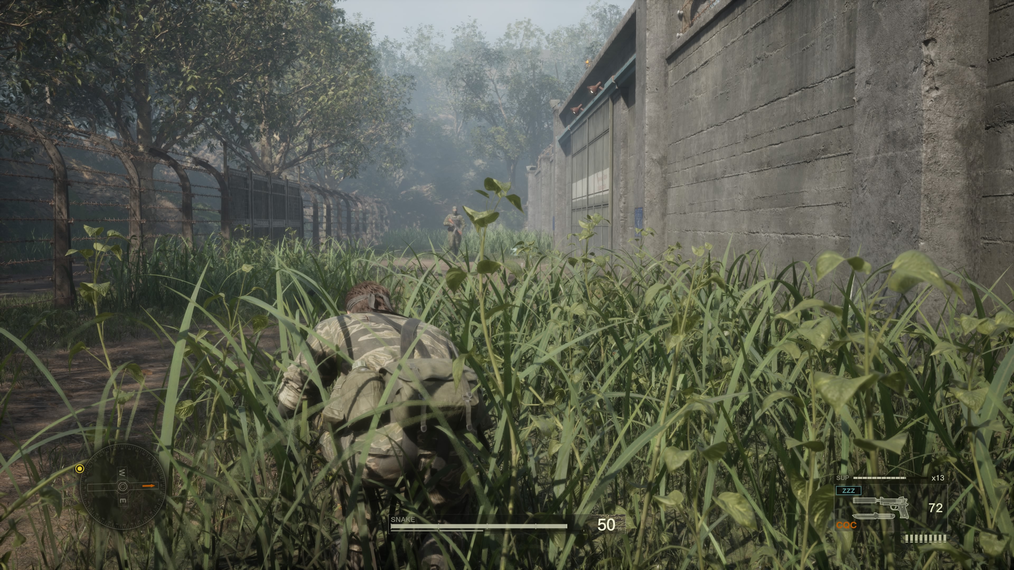 様々なアクションを駆使し、敵兵を掻い潜りながら進んでいくことが重要となる。プレイ中は潜伏しながら潜入ルートや敵兵をどう排除するかを考えることとなる