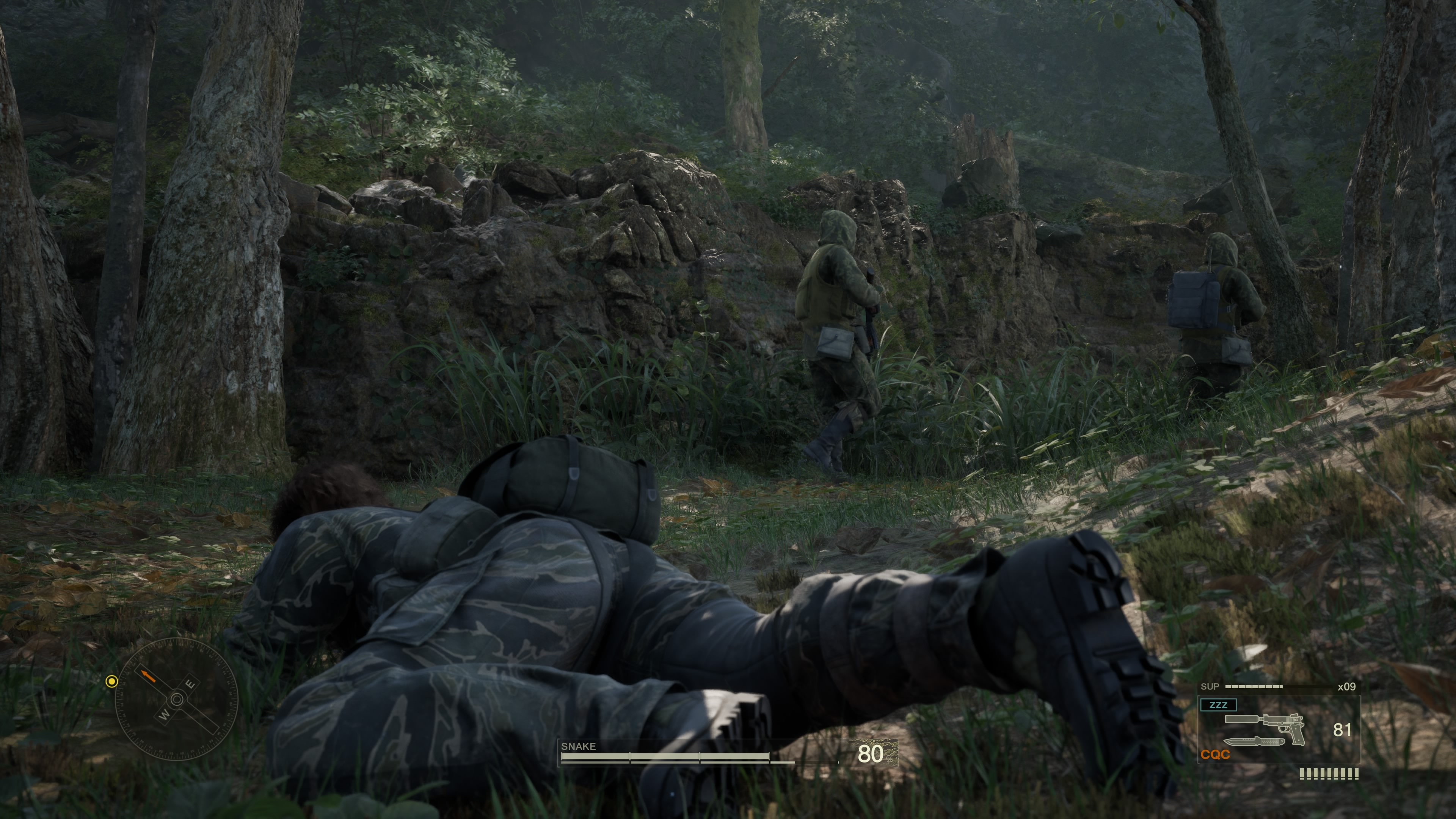 茂みや地面でほふくし、敵をやり過ごす