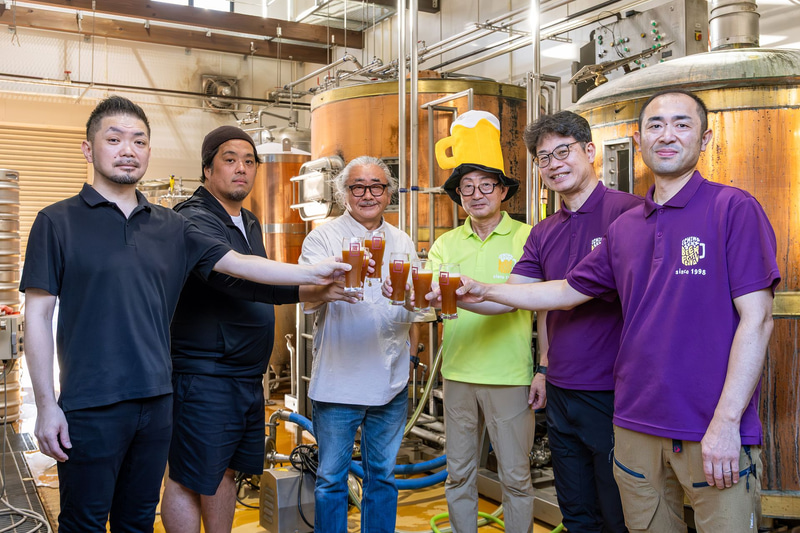 完成を祝い、植松伸夫氏を囲んで乾杯！