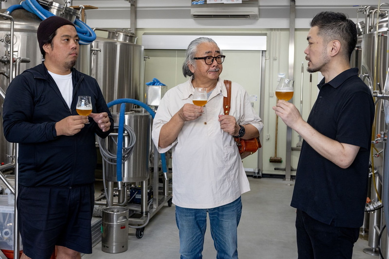 菅原さん（写真左）は自身もファンである「ファイナルファンタジー」の曲を醸造中に流して作業していたとのこと