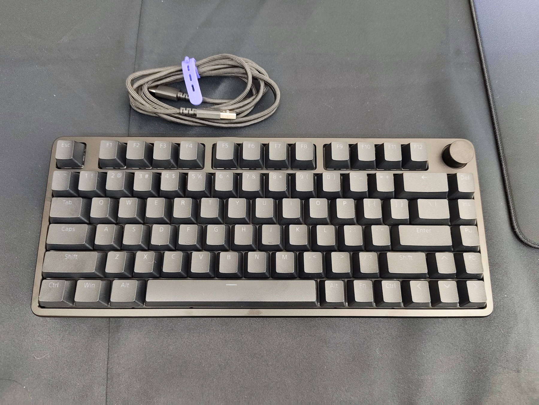 実機の画像。コンパクトな本体ながらずっしりとした重量感が心地いい