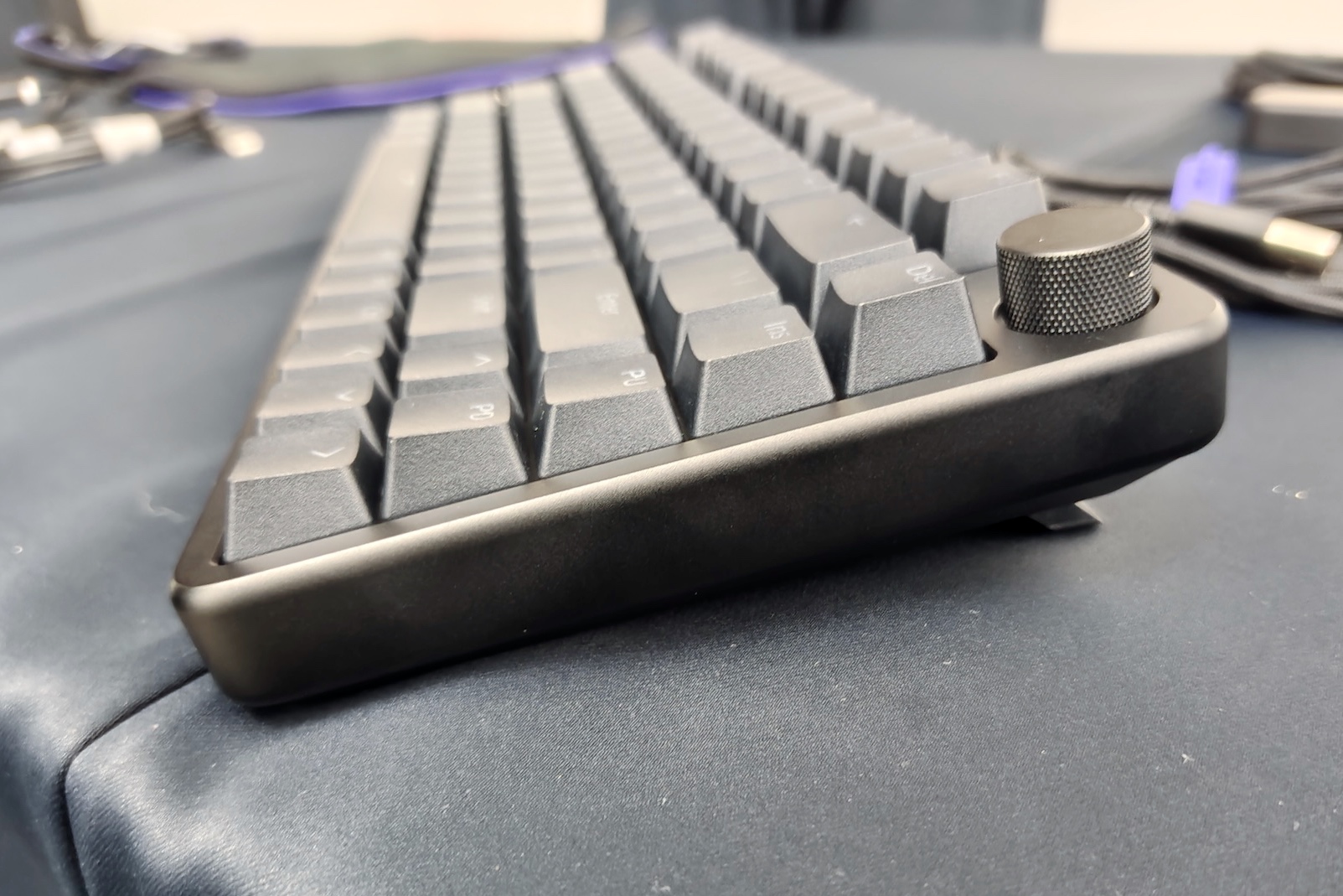 右上部にはボリュームダイヤルを備える