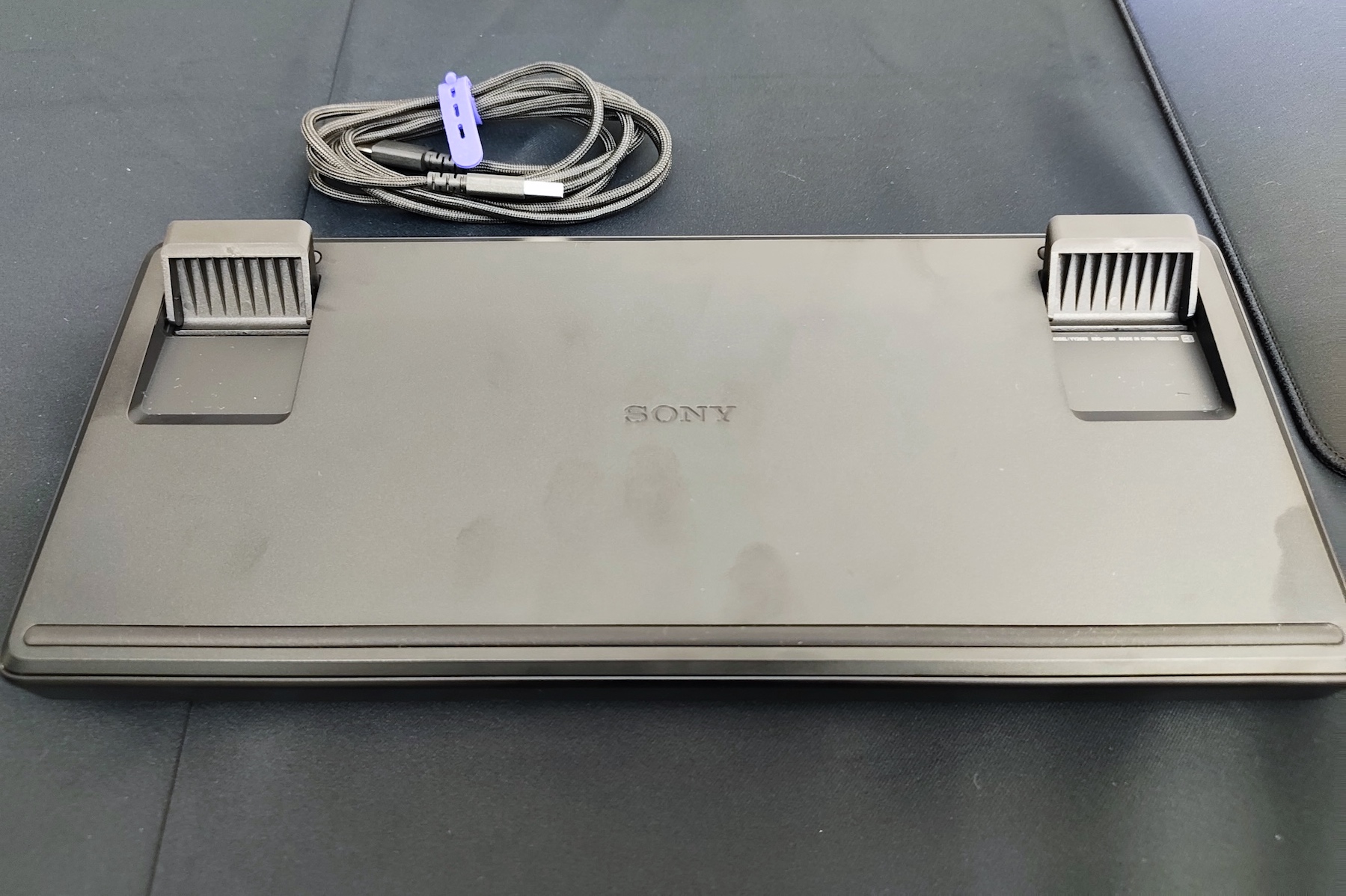 底面にはスタンドを備えるほか、中央には「SONY」ロゴがあるのもうれしい