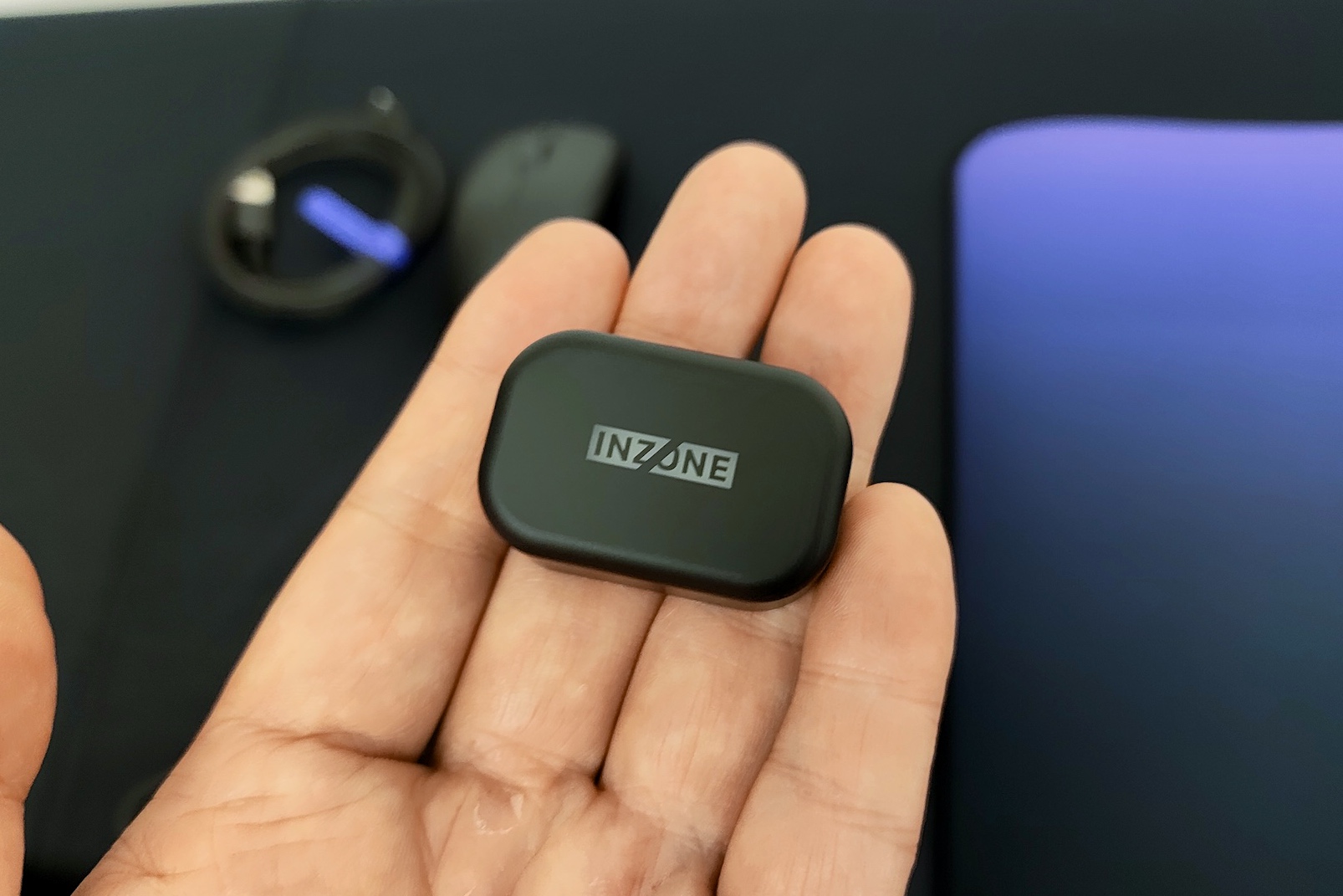 無線レシーバーには「INZONE」のロゴをプリント。無線時の最大ポーリングレートは8,000Hzとなっている