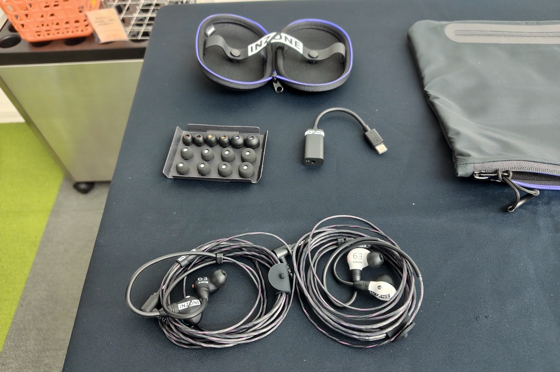 こちらが「INZONE E9」の実機と付属品