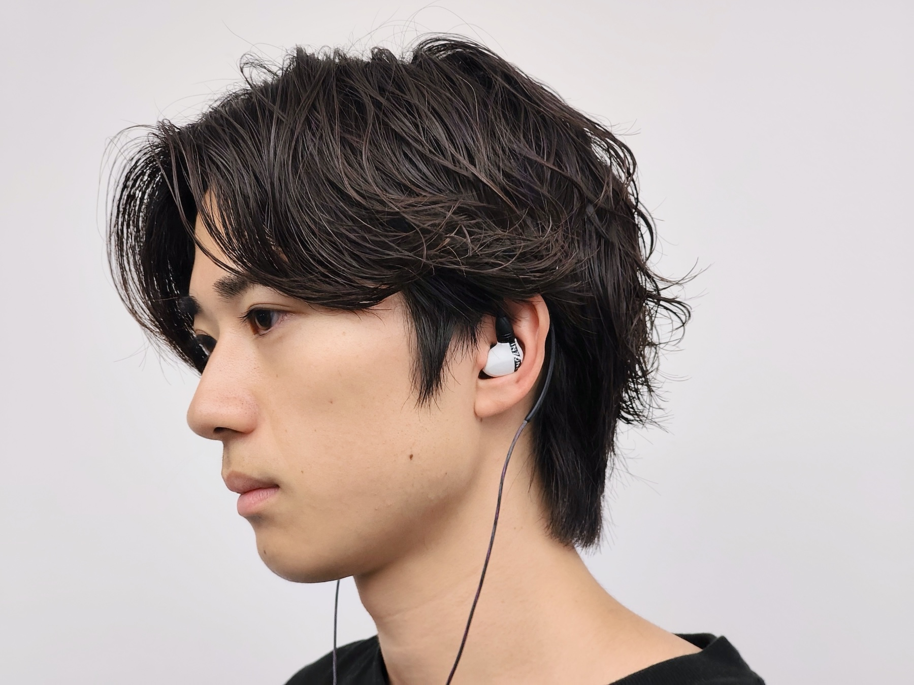 実際に装着したところ。イヤーハンガーを耳の裏から回して固定し、外耳道にイヤーピースが収まる形で装着する。遮音性はかなり高い