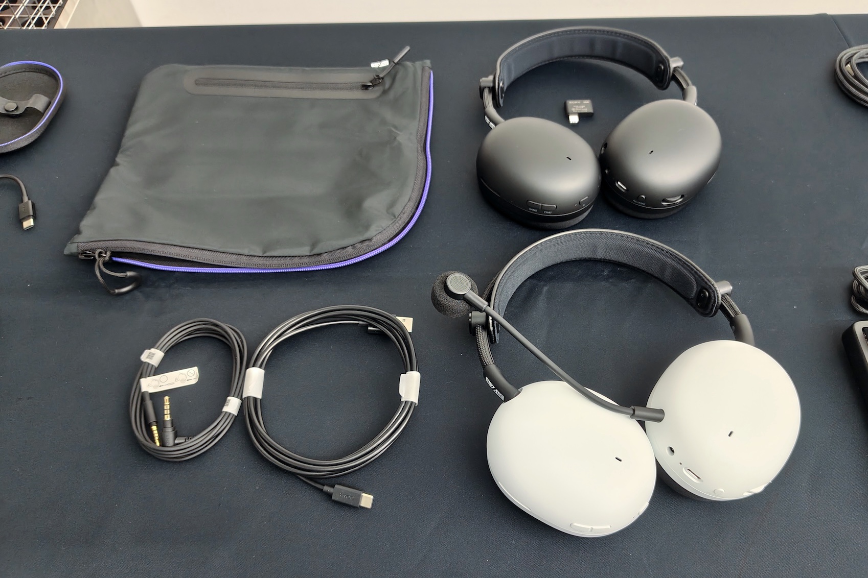 「INZONE H9 II」の実機。INZONEらしいホワイトモデルに加えて、シックなブラックモデルも用意された