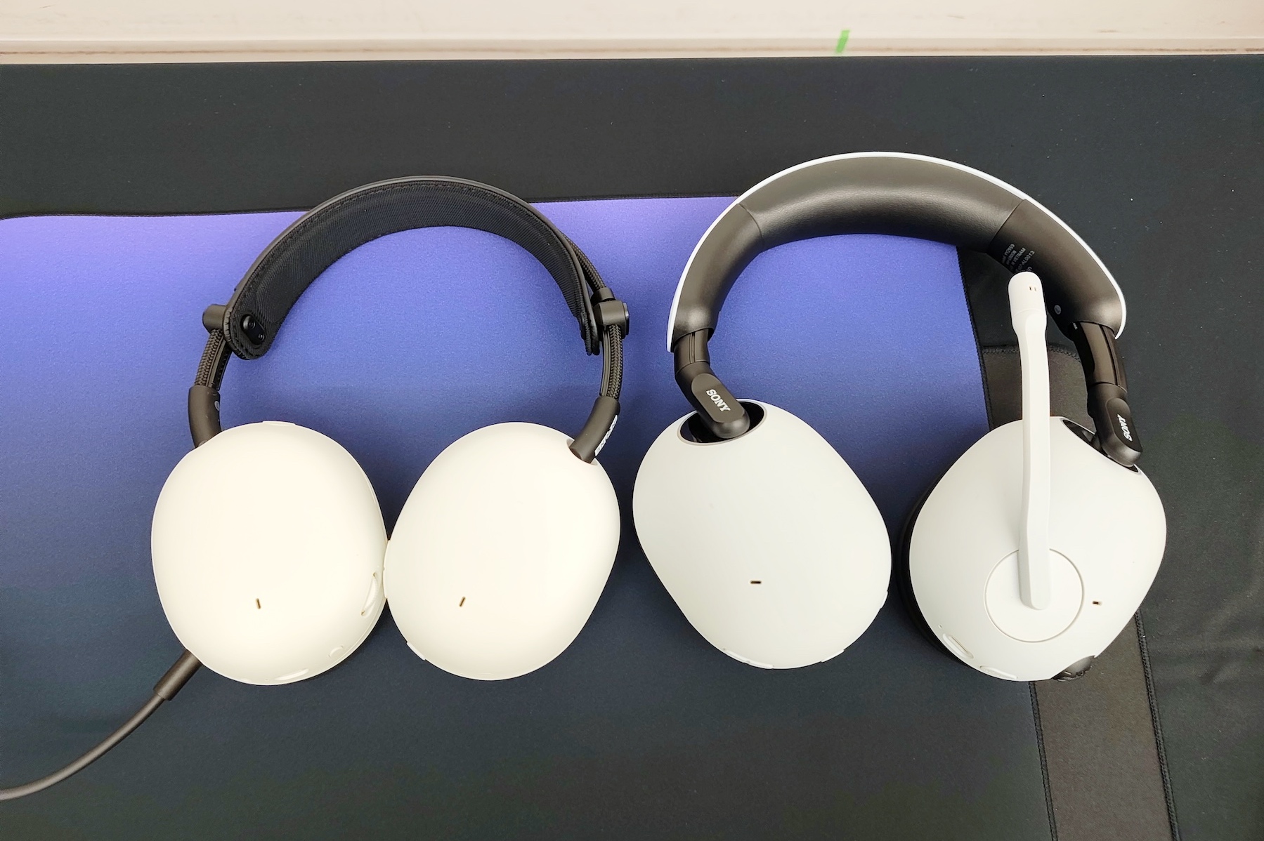 新旧H9（左：H9 II、右：H9）を並べたところ。H9 IIは小型化され、マイクが取り外し可能になったほか、ヘッドバンドの厚みが変わっている