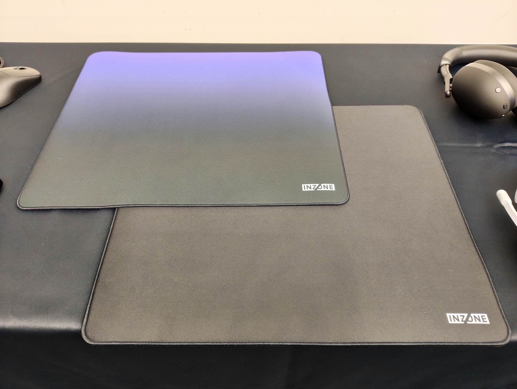 体験会で使用したMat-F（手前）とMat-D（奥）。それぞれに独特の特色が感じられるユニークなマウスパッドとなっている