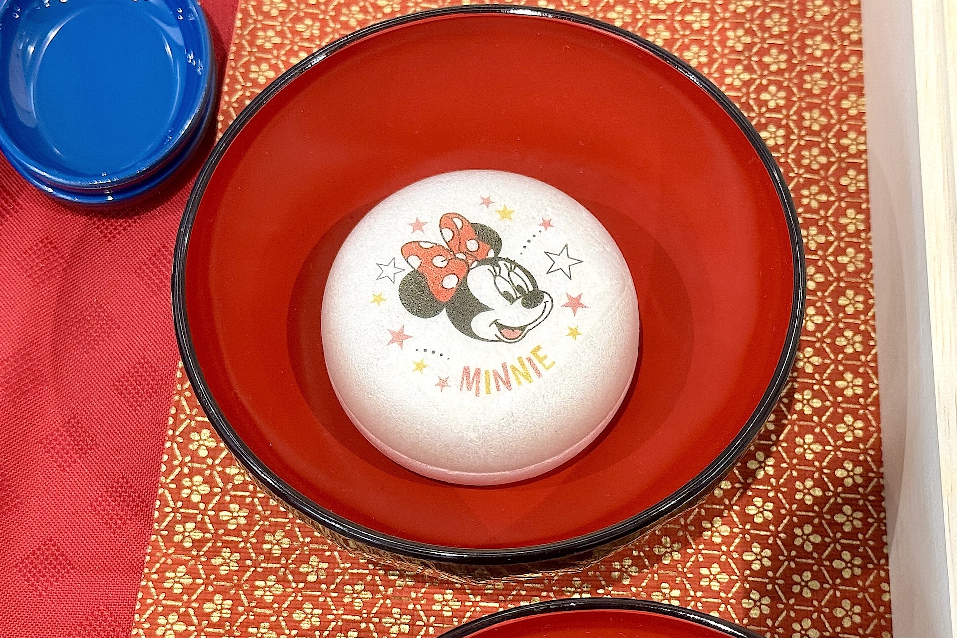 重箱とお揃いデザインの最中お吸い物が付いてくる