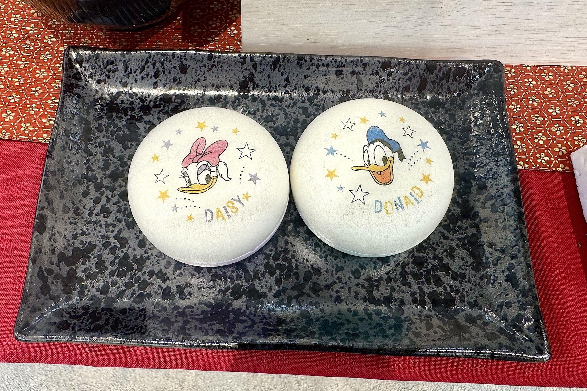 重箱とお揃いデザインの最中お吸い物が付いてくる