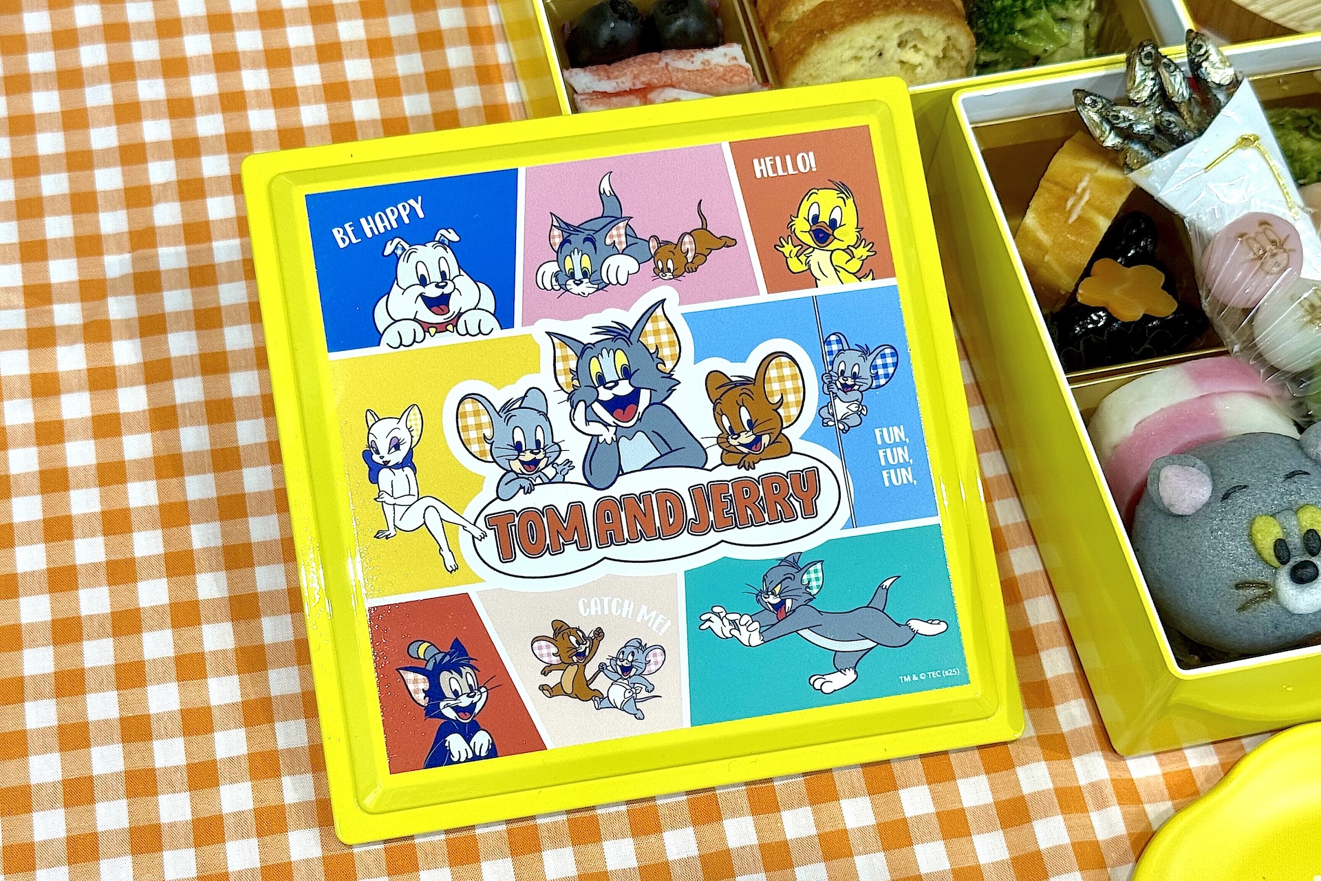 トムとジェリーをはじめ、多数のキャラクターたちがポップにデザインされた蓋も可愛い