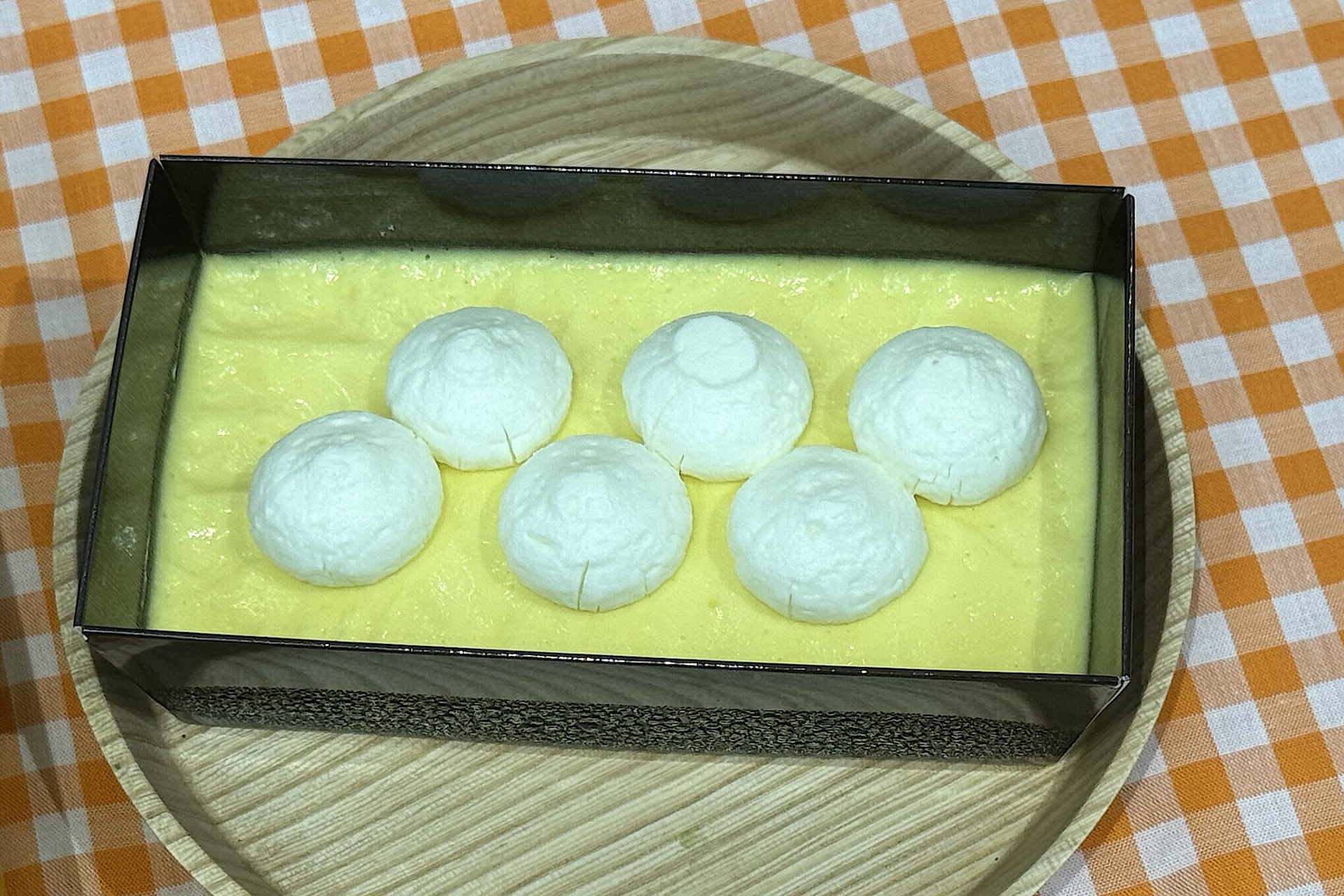 デザートとして付いてくる冷凍チーズケーキは好みの大きさにカットして楽しめる