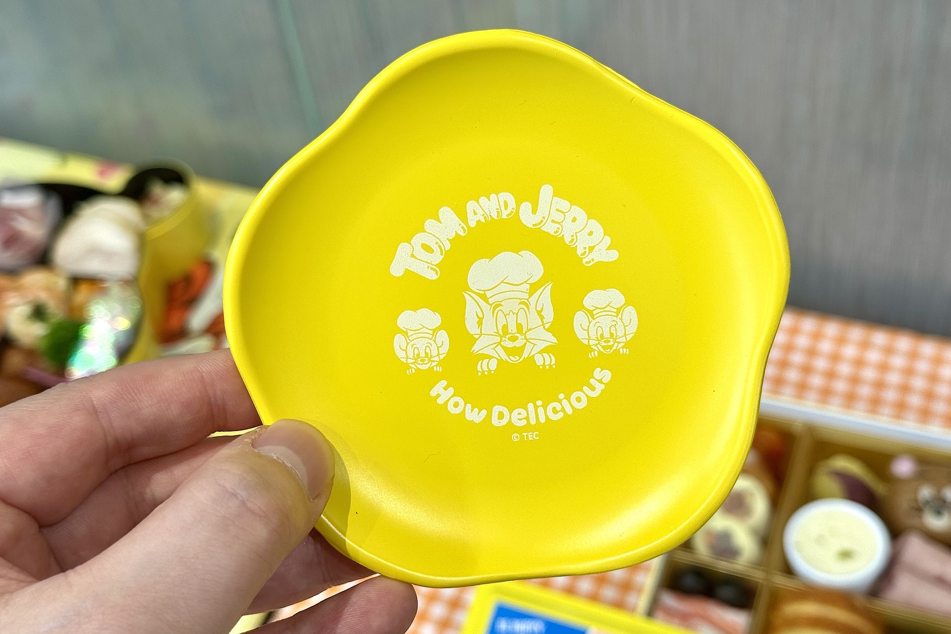 付属品は重箱に合わせたオリジナルデザインの小皿