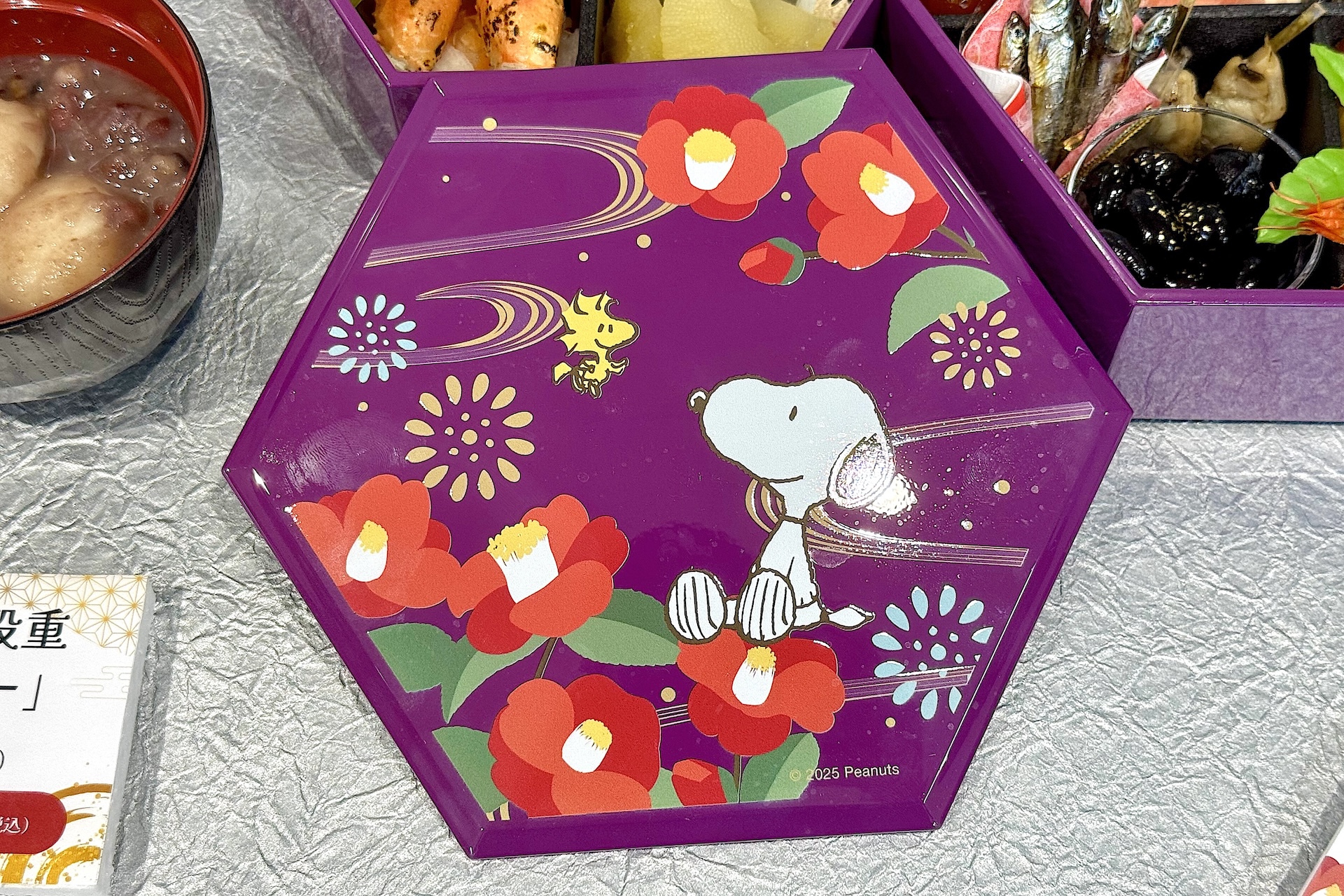 落ち着いた色合いの重箱が特徴的な大人向けのおせちセット