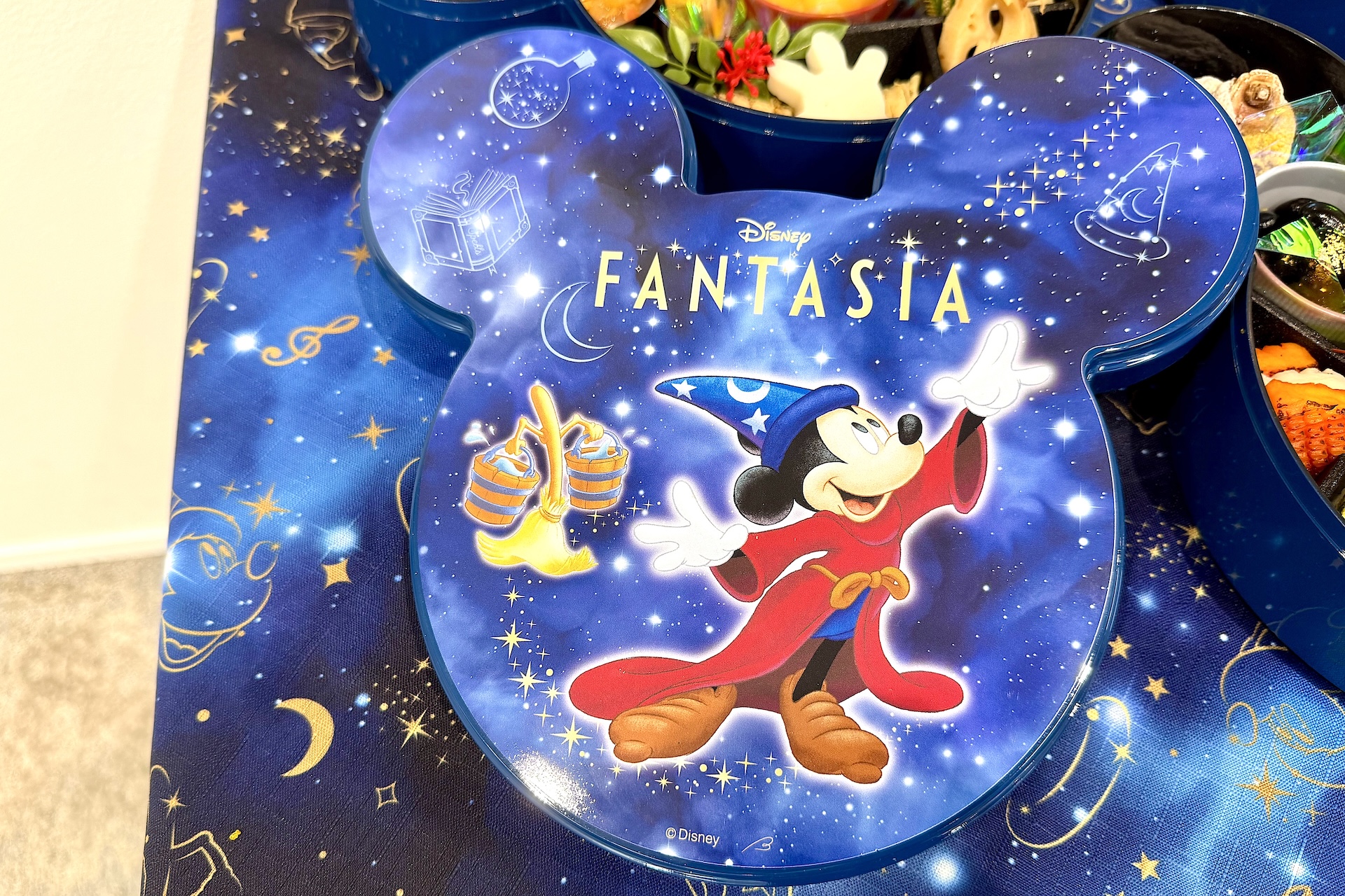 ミッキーのフェイス型重箱が可愛い！ 蓋には「ファンタジア」のビジュアルがデザイン