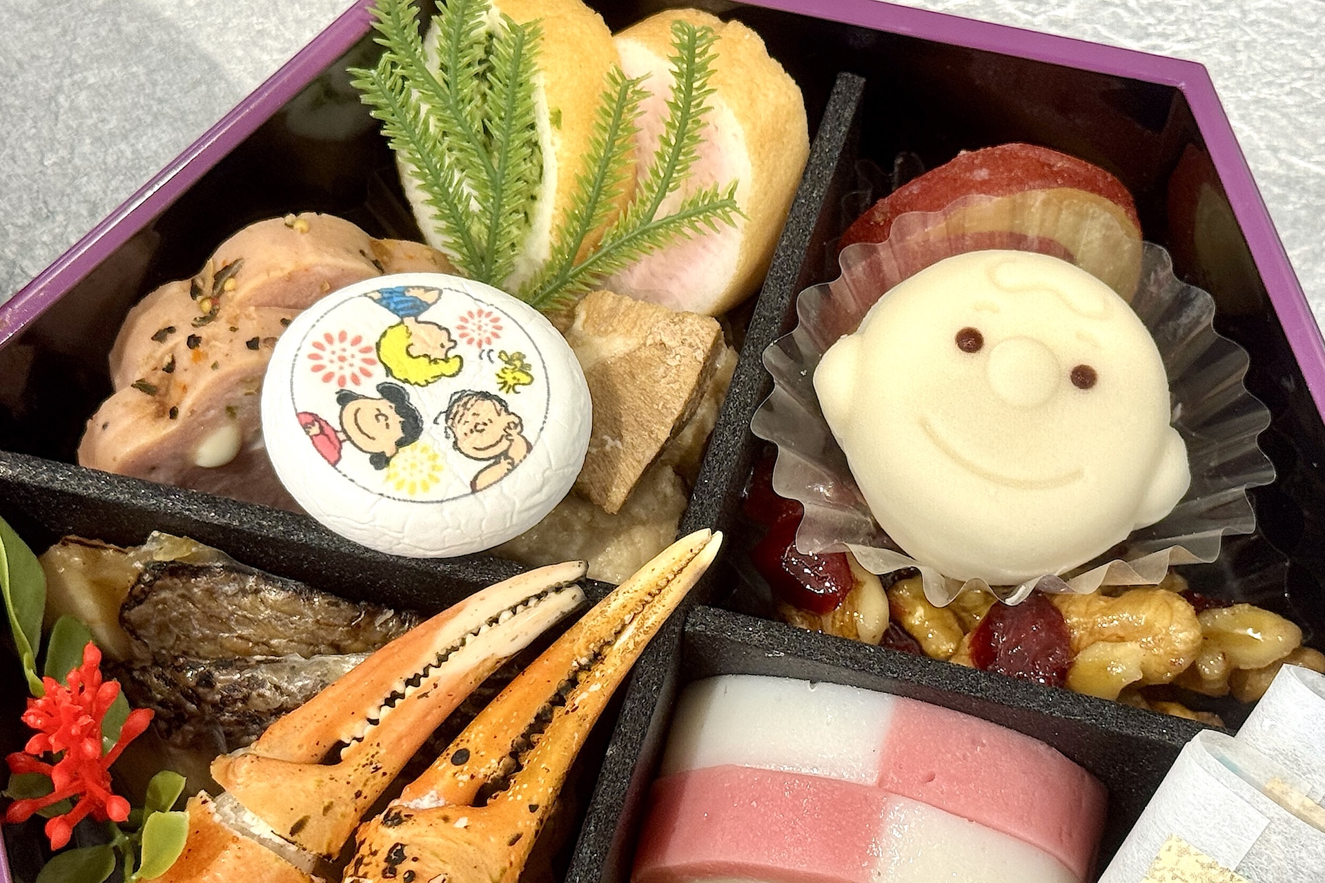 二の重：和のお祝い重。こちらはチャーリー・ブラウンの練り切りが入っている