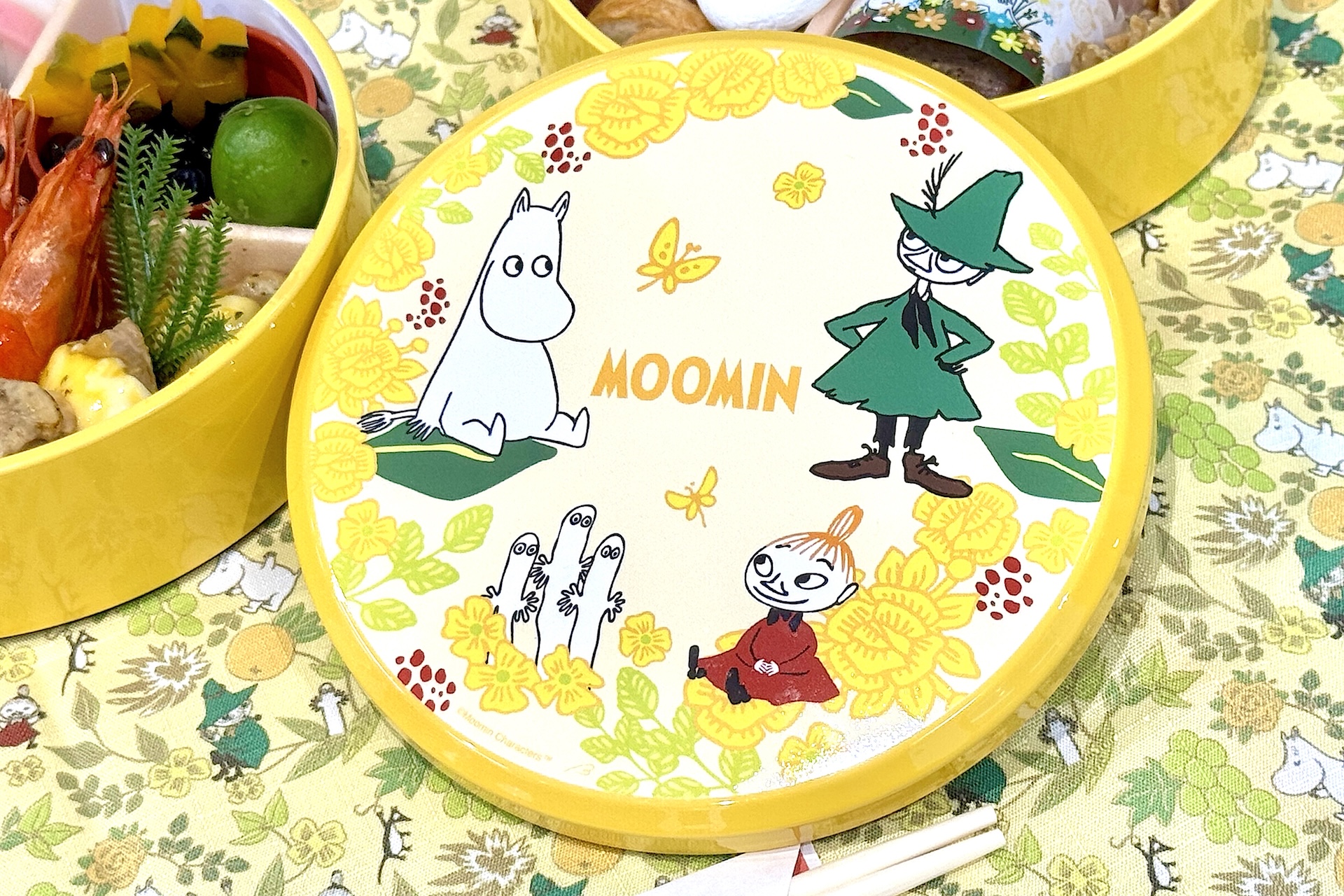 こちらの大人向けおせちはムーミンたちと明るい黄色が目を引く愛らしい丸重箱が特徴