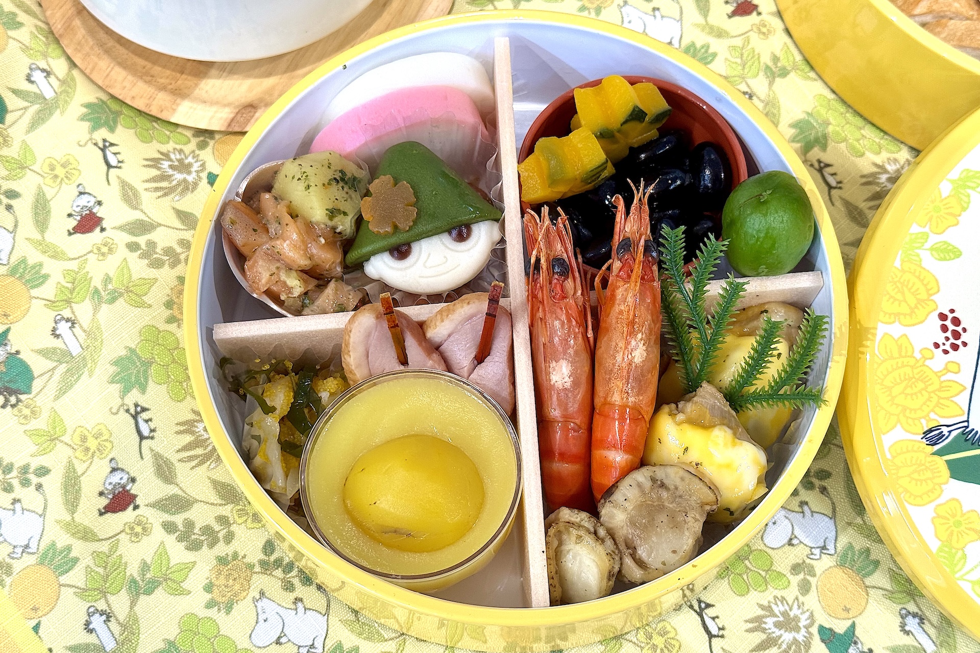 一の重：和のお祝い重。再現度の高いスナフキンの練り切りが入っている