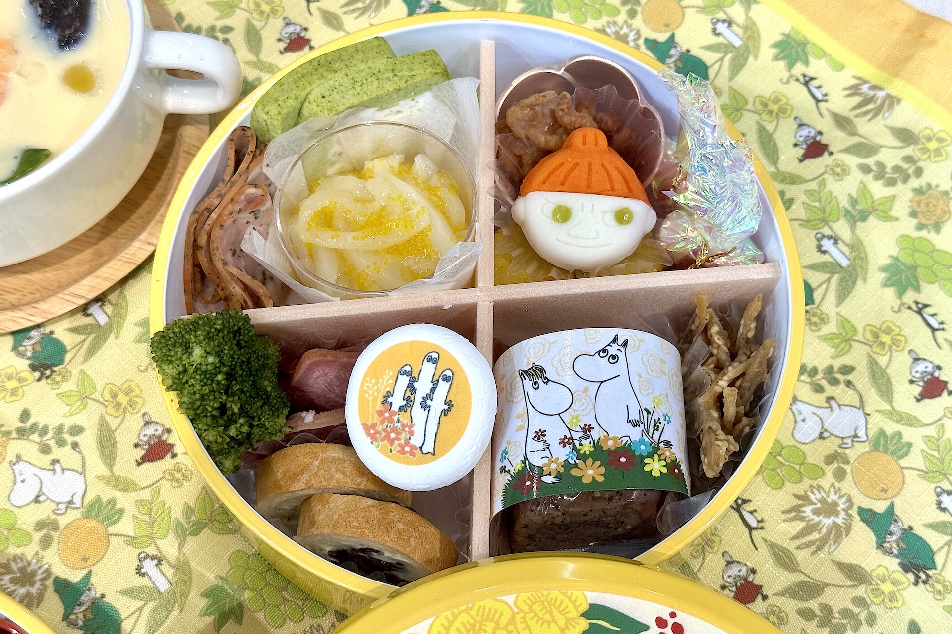 二の重：洋のにぎわい重。こちらはリトルミイの練り切りが可愛いアクセントになっている