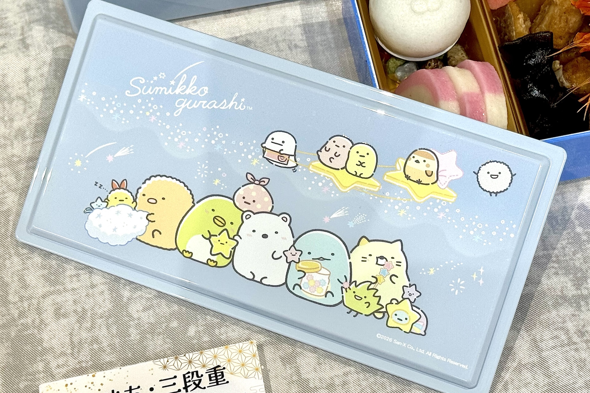 パステルブルーが可愛らしい三段重。蓋のデザインにはおなじみのキャラクターたちが大集合