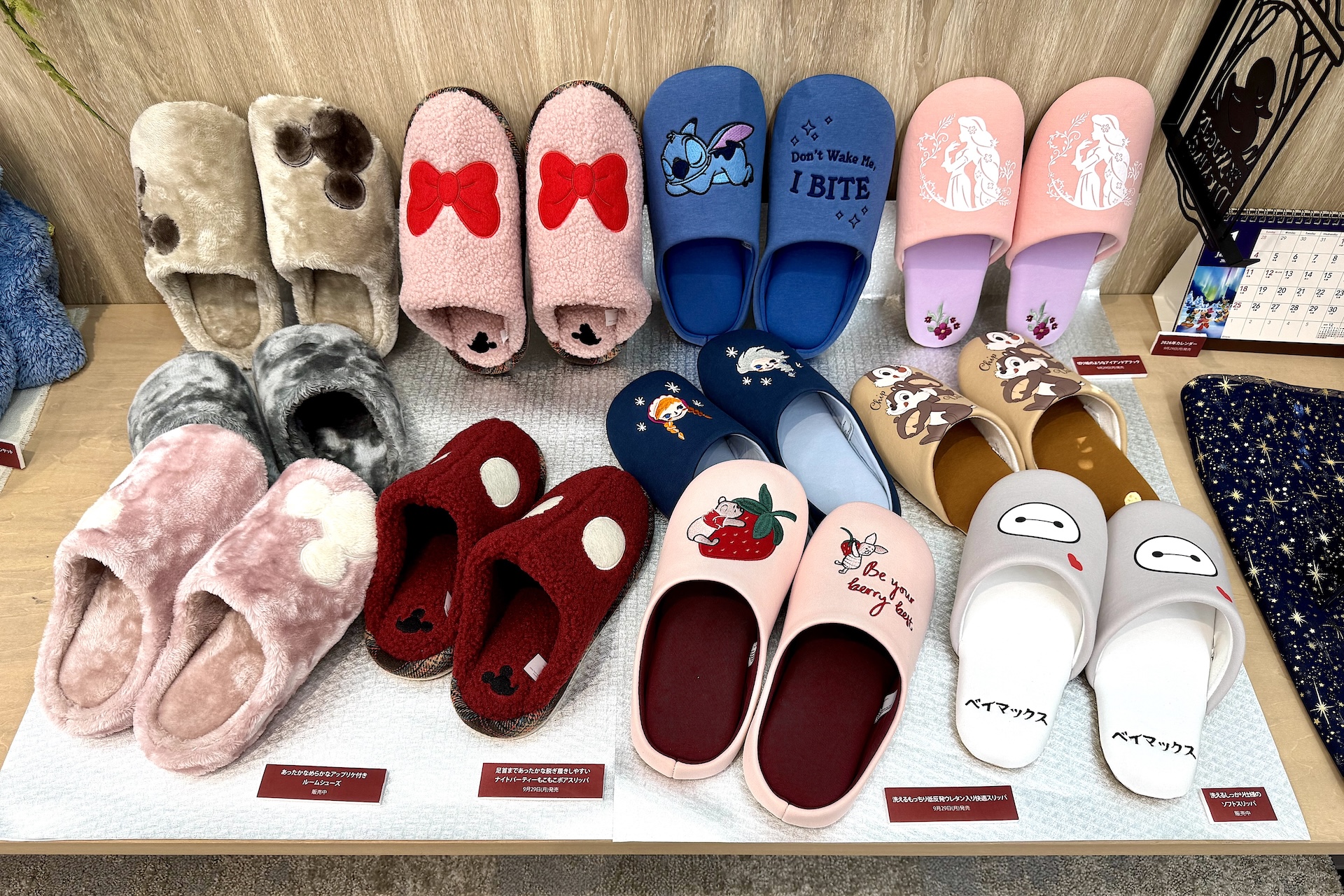 ベルメゾンで取り扱いのある今回のおせちに関連するキャラクターグッズも展示されていた