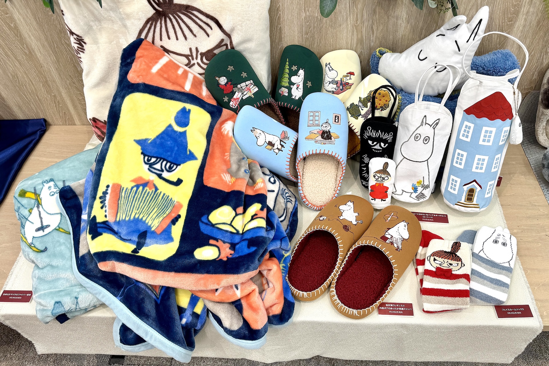 ベルメゾンで取り扱いのある今回のおせちに関連するキャラクターグッズも展示されていた