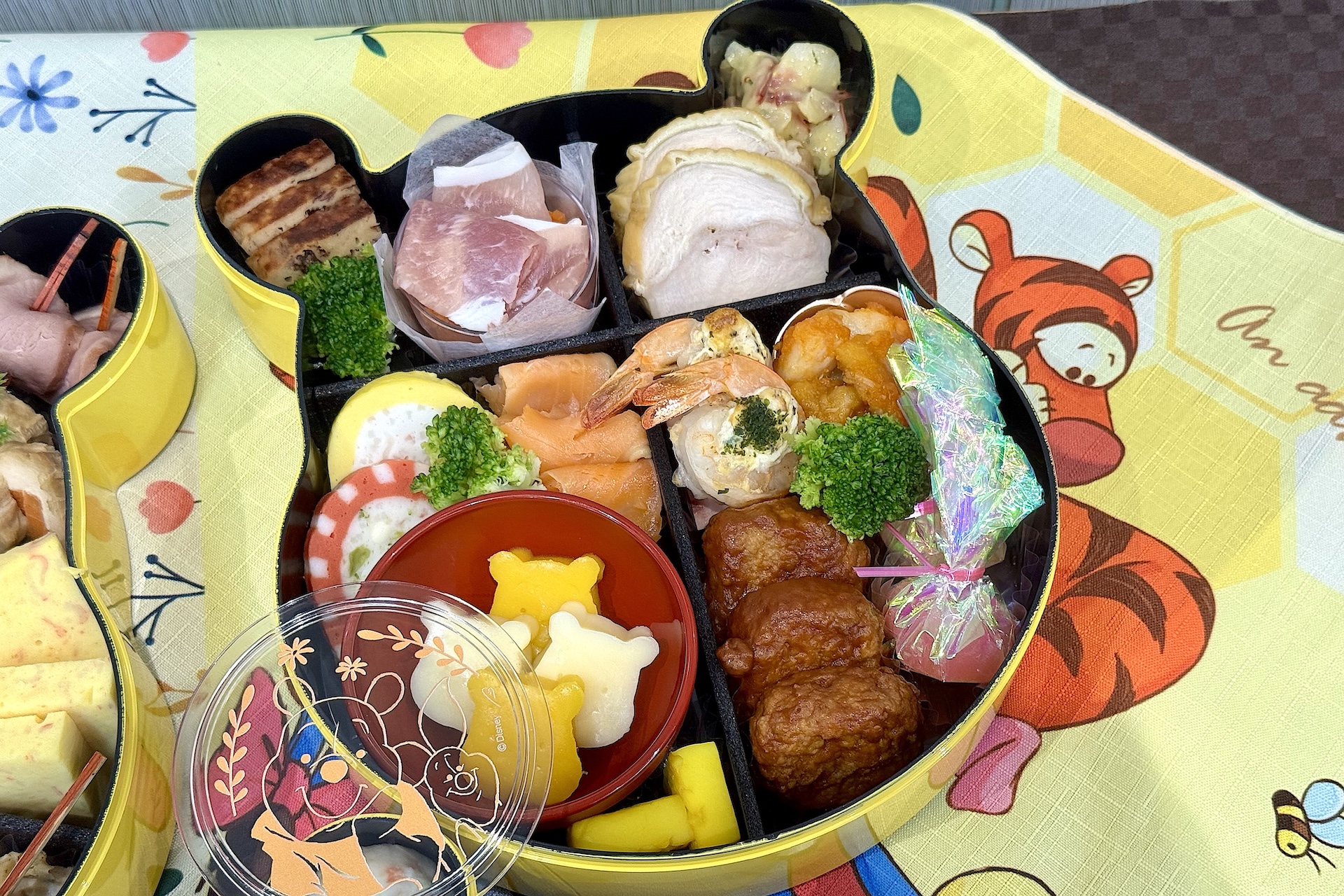 三の重：洋のにぎわい重。プーさんの顔型スイーツ、かぼちゃのフロマージュが可愛い