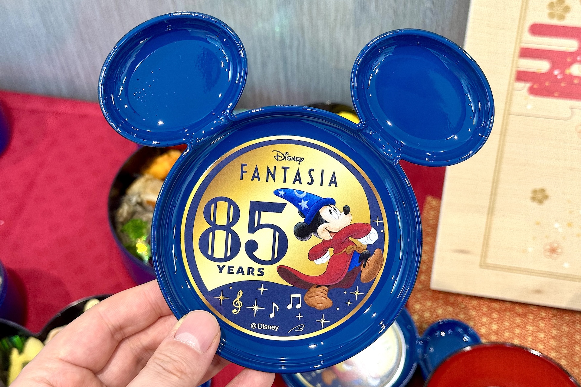 85周年のゲートアートがデザインされた小皿が付いてくる