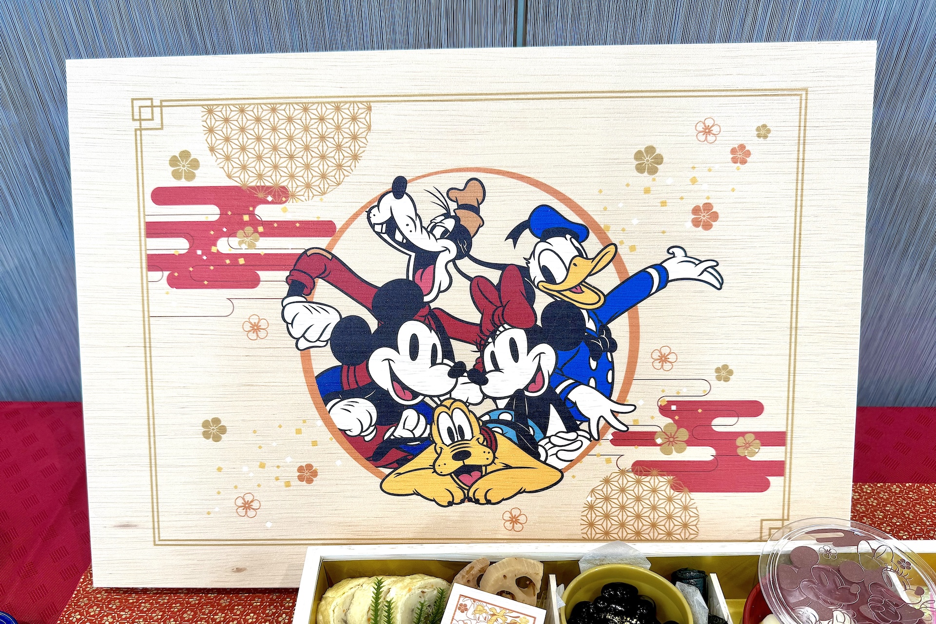 蓋にはミッキー&フレンズが集合した賑やかなデザイン