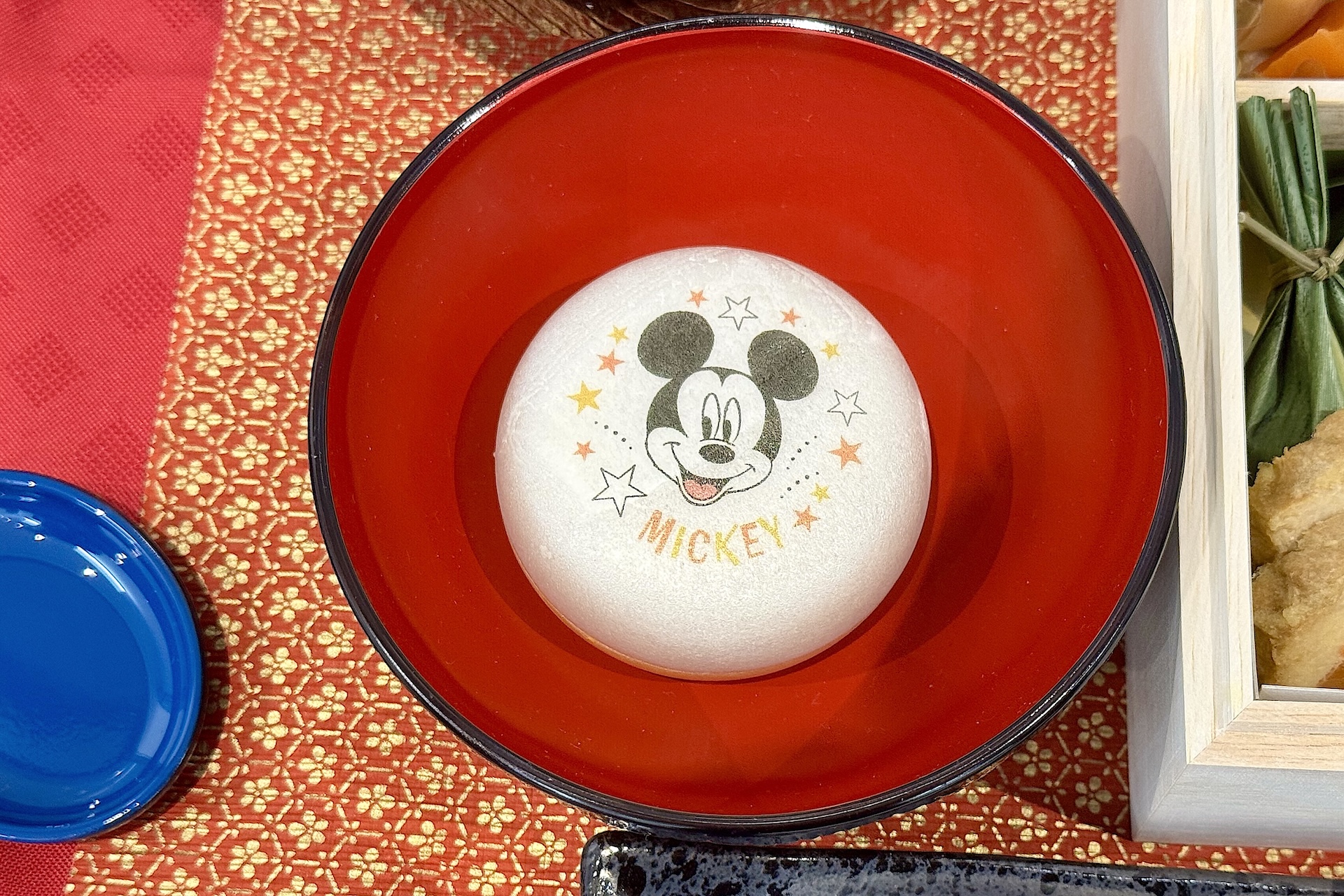 重箱とお揃いデザインの最中お吸い物が付いてくる