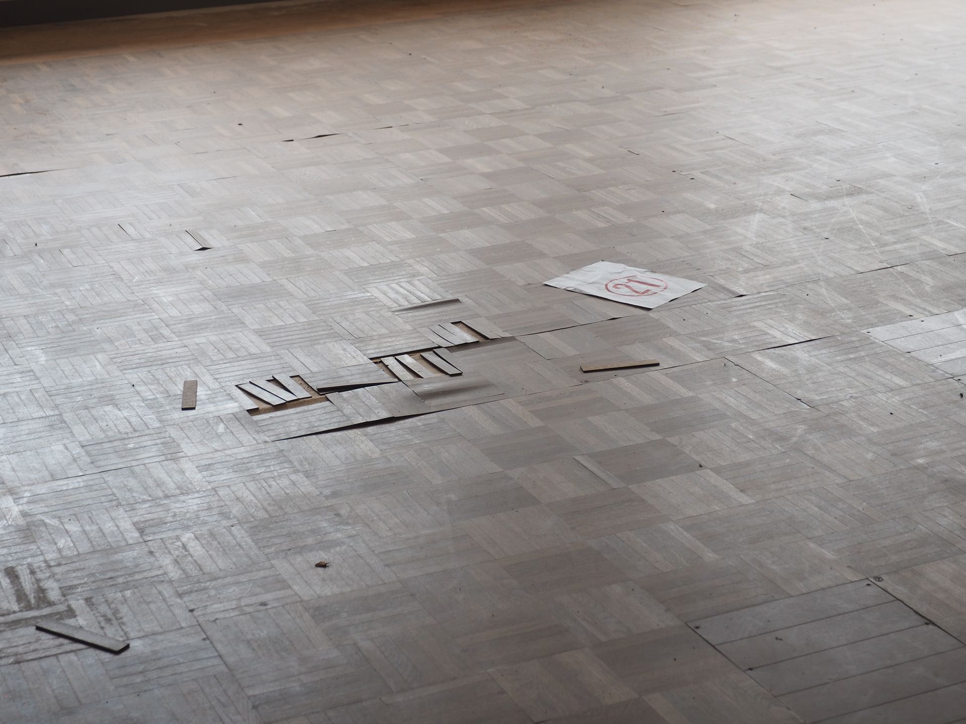 1階の教室の床は、かなり荒れている部分もある