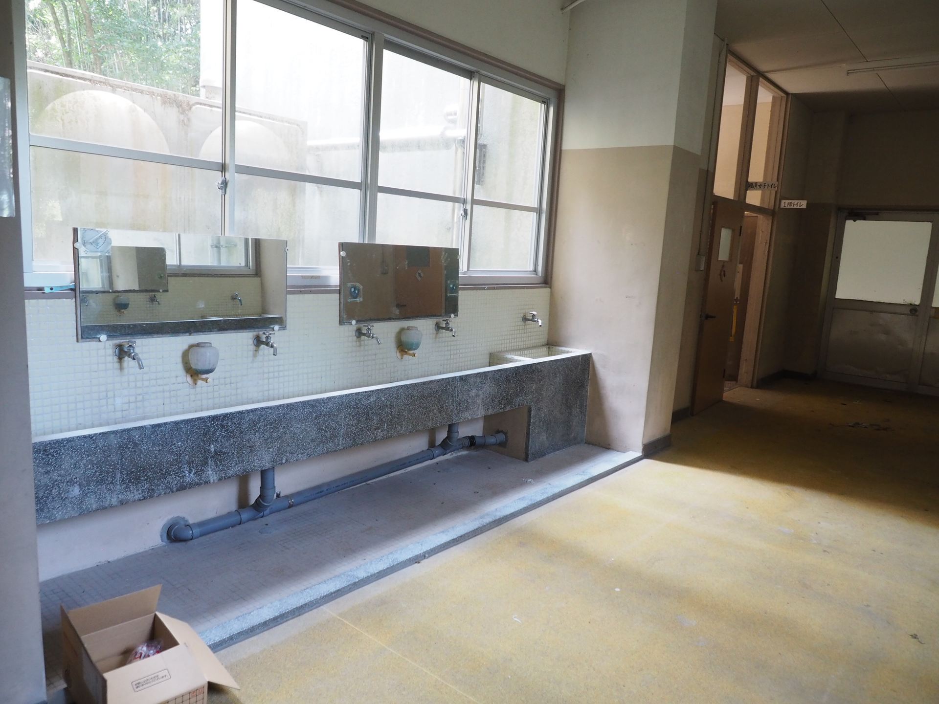 トイレの手前には手洗い場がある