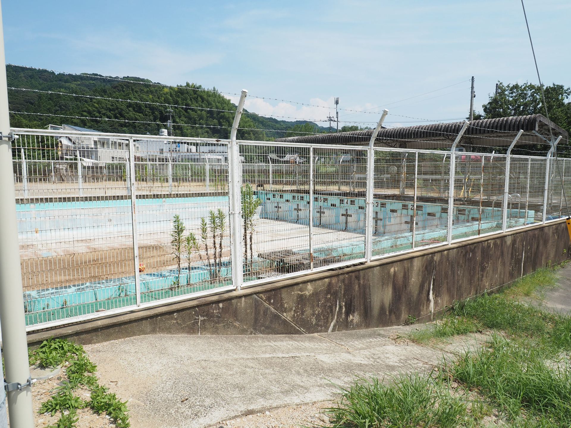 プールも水が全て抜かれている