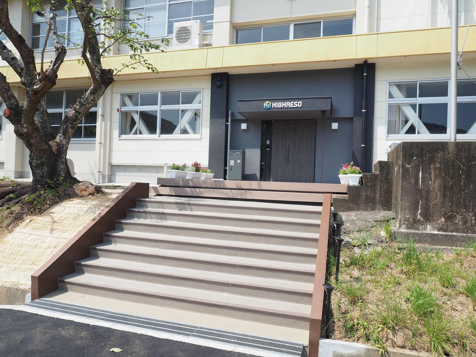 中央の昇降口を改装し、データセンターの入口にしている