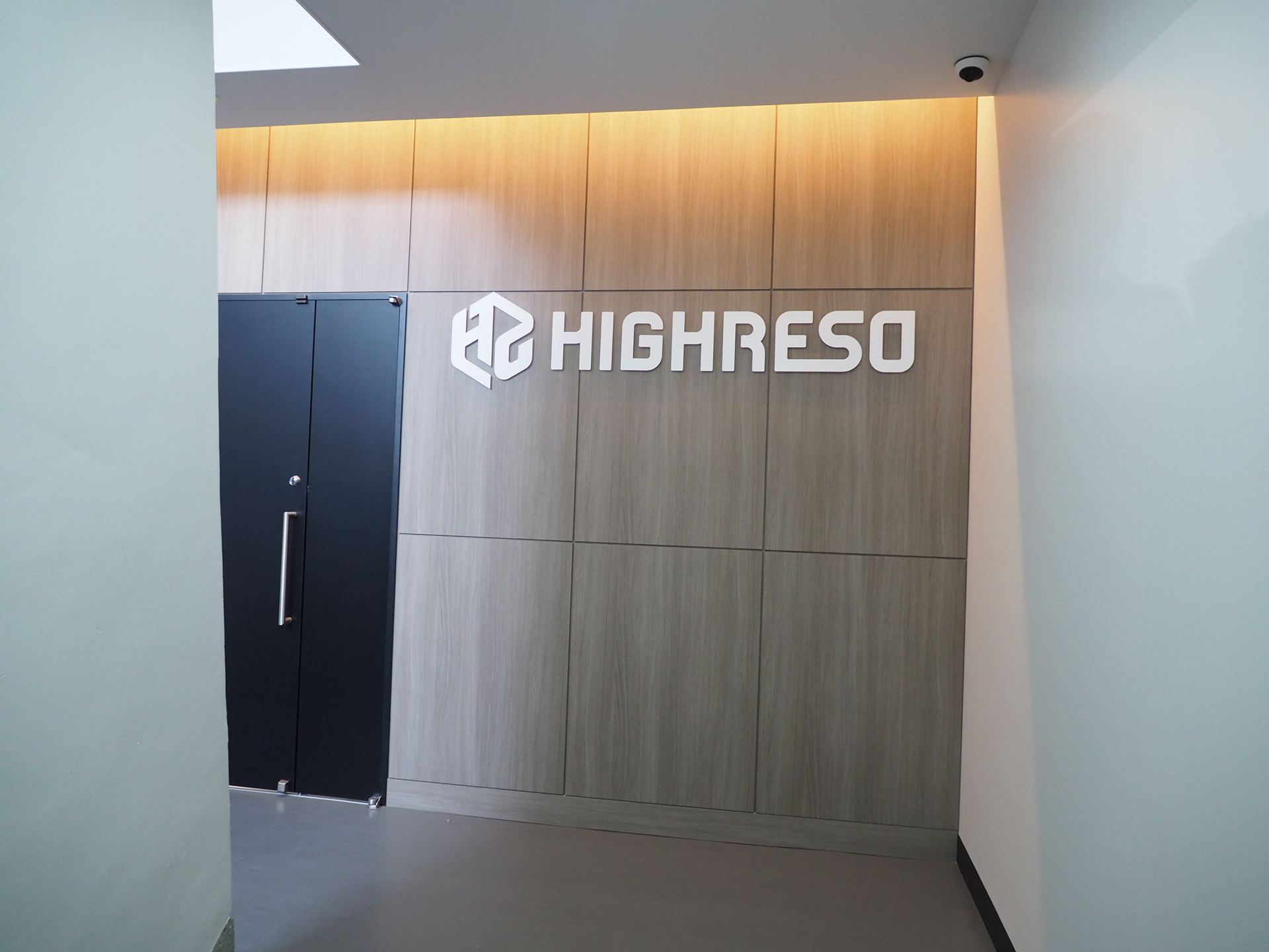 データセンター内部は床も張り替えられている